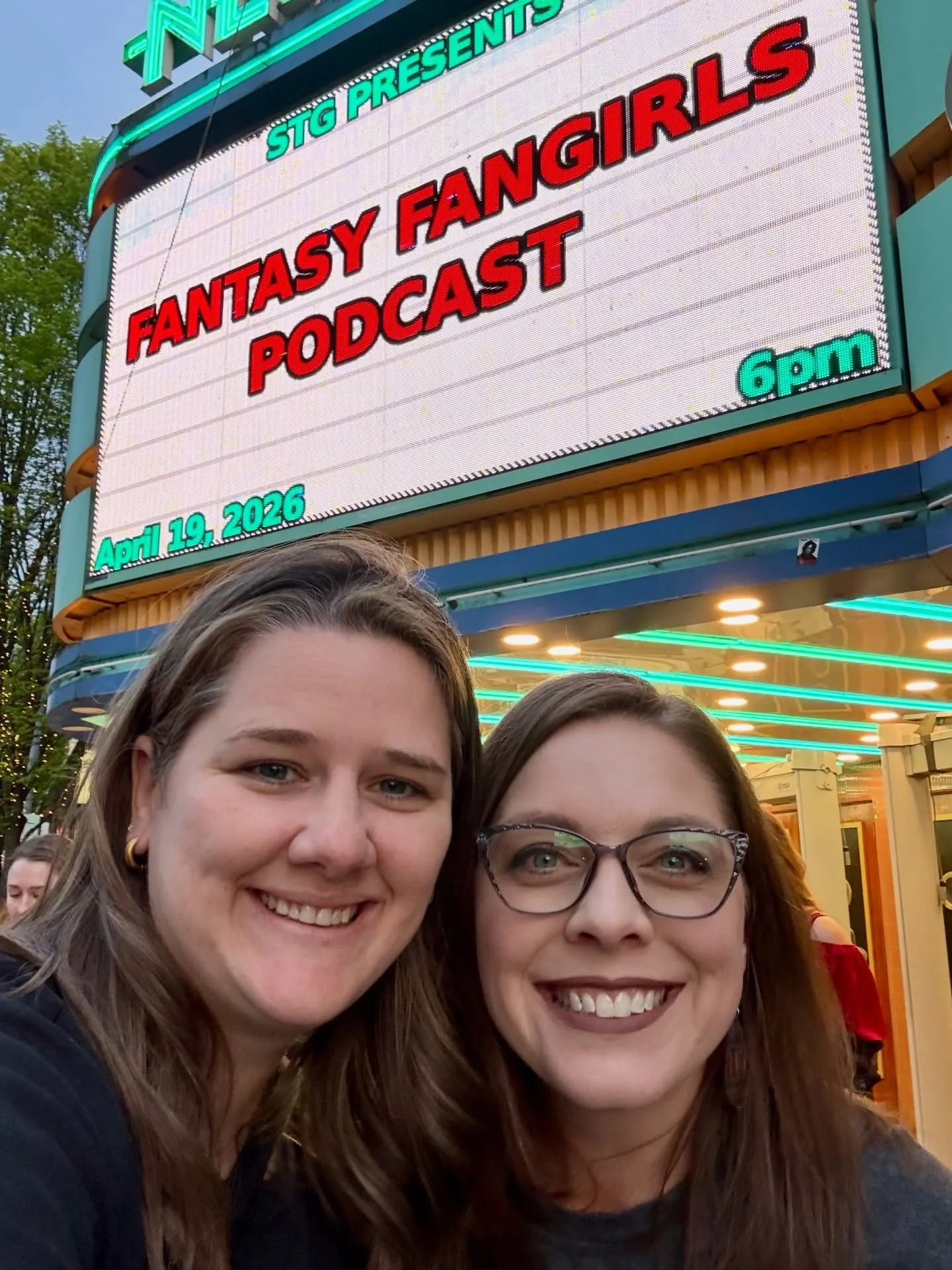 Had a great day exploring some Seattle bucket list bookstores (like @lovestruckinseattle ) with @melissalong6113 and then seeing @fantasyfangirlspod live!! #booktok #howtotrainyourdragonfandom #fantasybooklover #liveshow