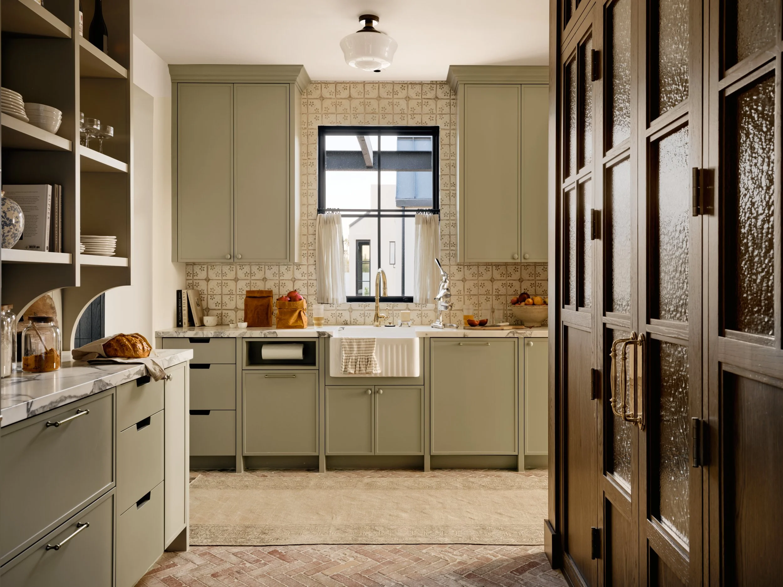 Soft tonal Paradise Valley kitchen with bespoke cabinetry and layered textures.