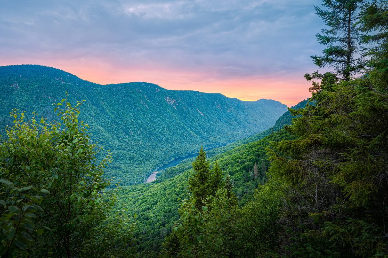 Vallée de la Jacques-Cartier au crépuscule coloré