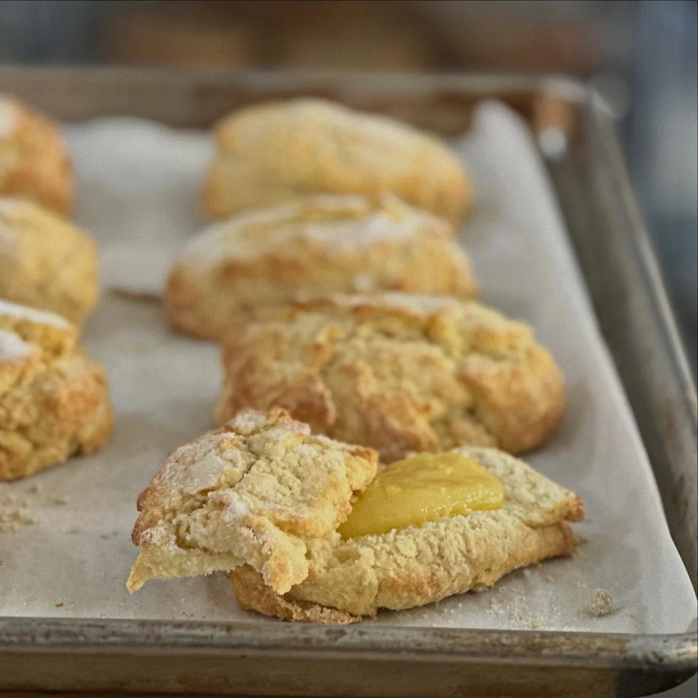 The cozy weather is rolling in, but we’re still dealing in lemons, you know? The bright flavor of lemon in a cozy, crunchy, and delicate scone is in our case— Lemon Curd Stuffed Scones. ✨
Fresh lemon curd packed into a split English scon
