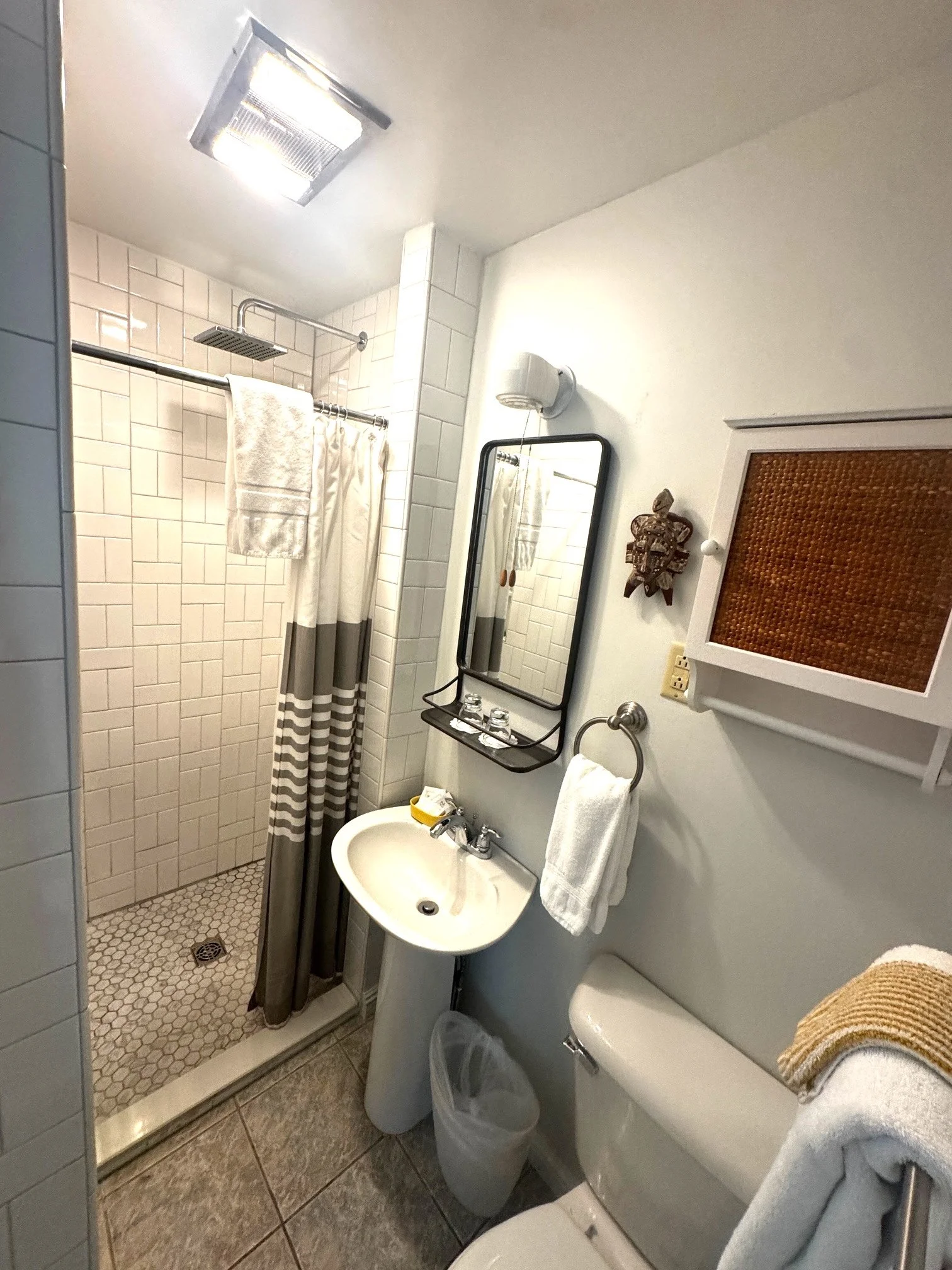 room-11-bathroom.JPG