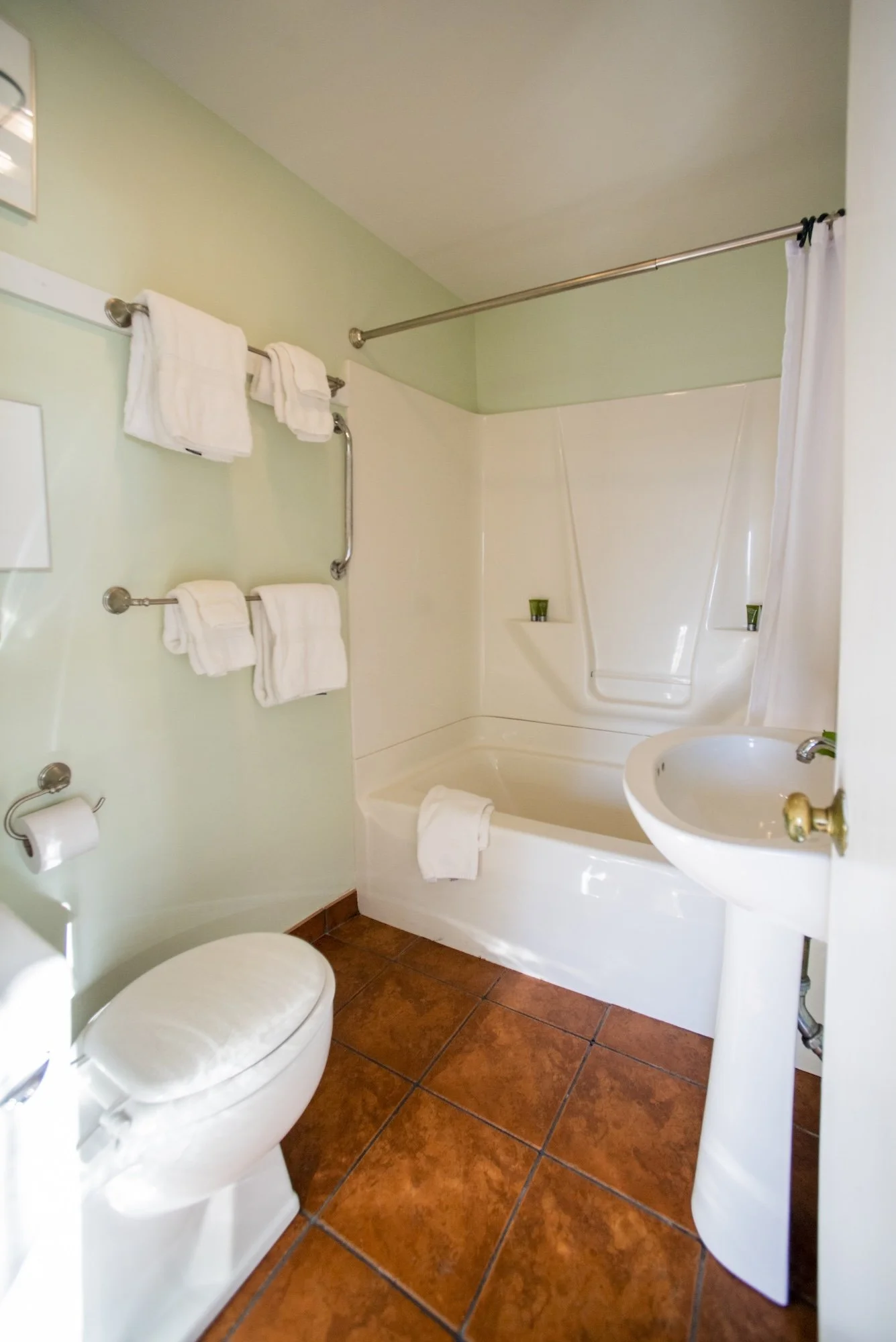 room-9-bathroom.jpg