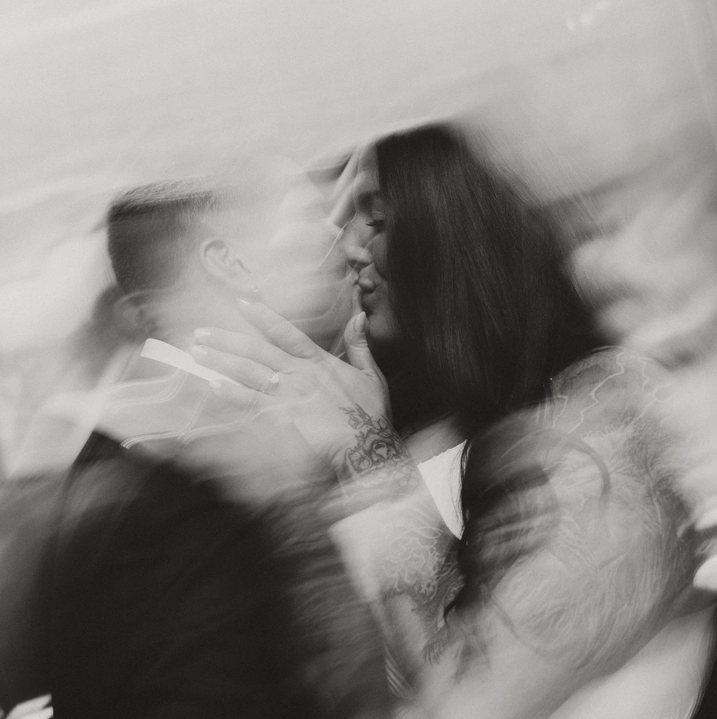 Classy + Timeless. 

All the black + white vibes from Kelsey and Sydney&rsquo;s engagement shoot 🍸🥃

#engagementphotography #2025session #2026wedding #timeless #elegant #cincinnatiphotography #cityphotography