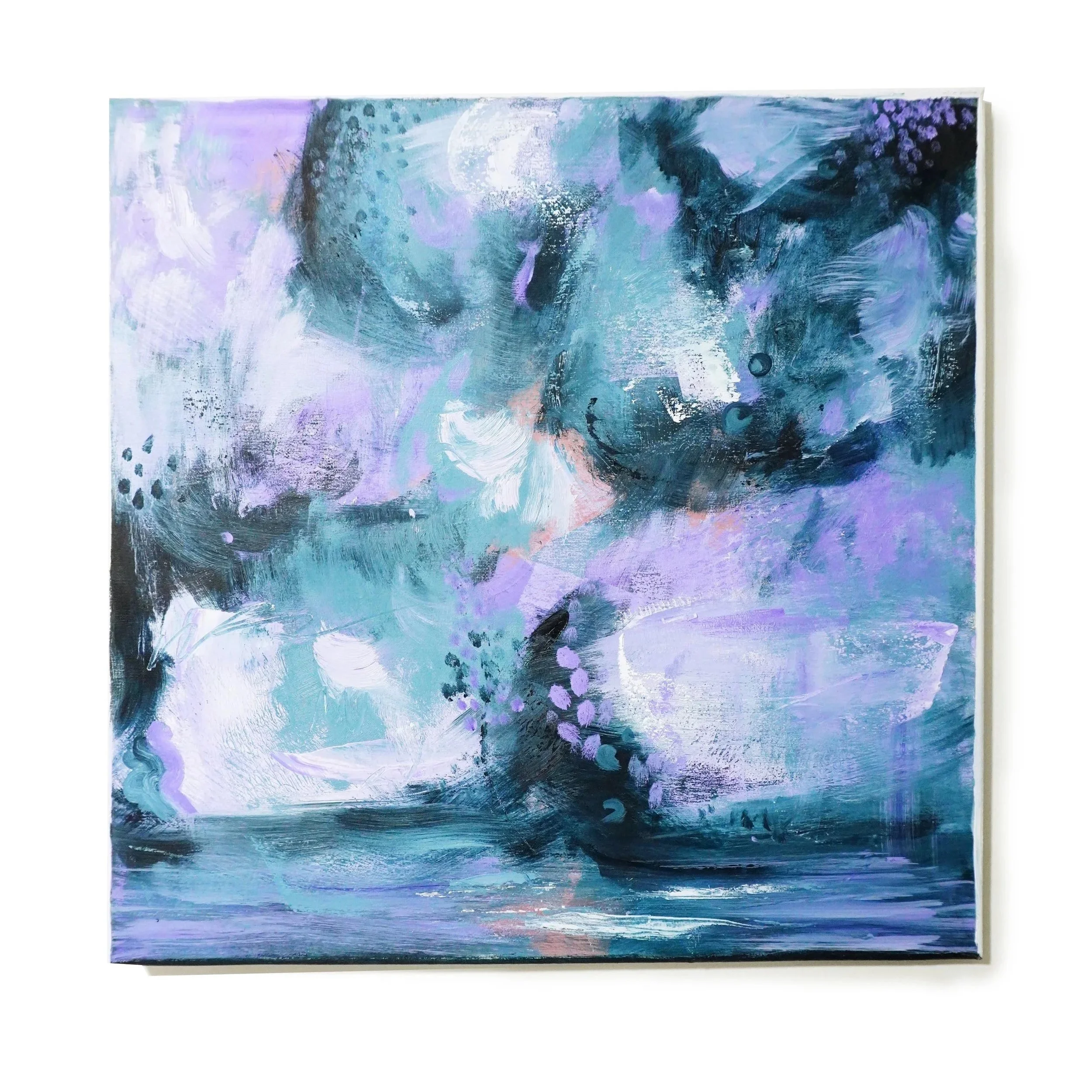 Pintura abstracta con tonos en azul, morado, verde y negro, con trazos y manchas de pintura en varias direcciones.