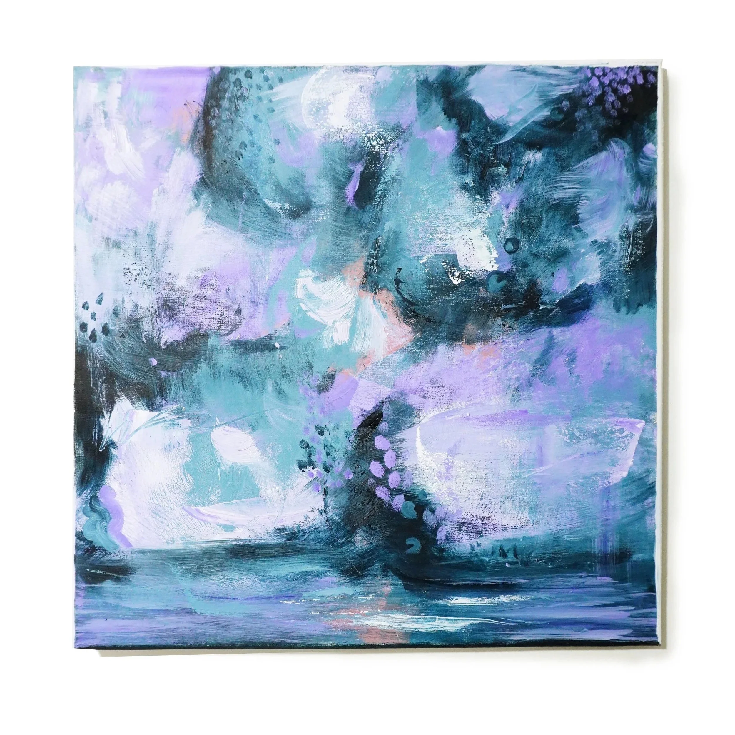 Pintura abstracta en tonos de azul, morado, negro y blanco, con trazos y manchas motivos.