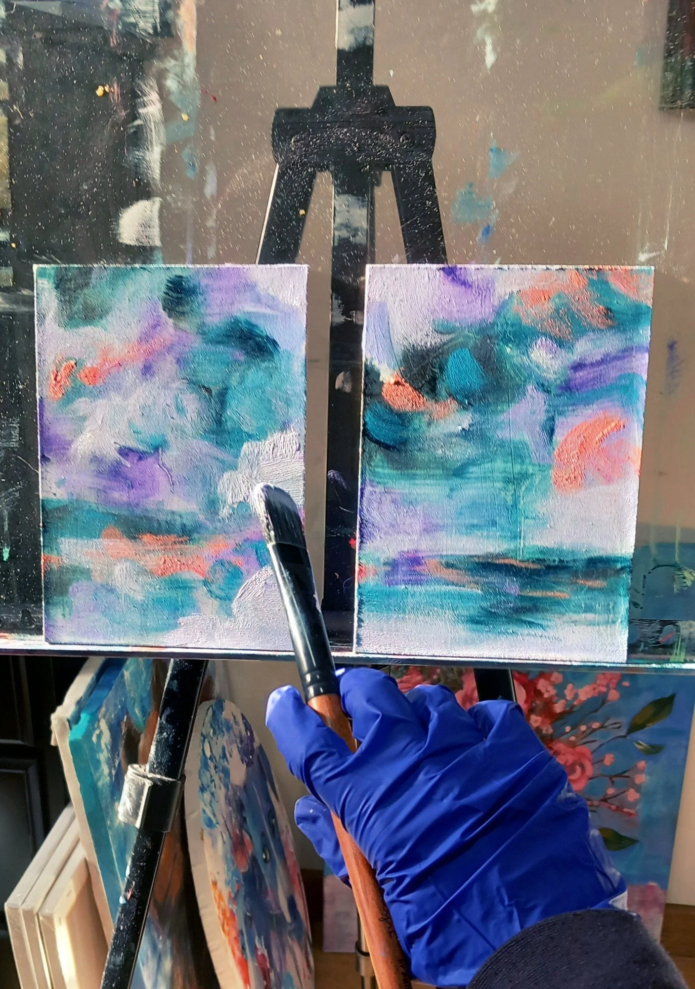 El artista Daniel Concheso en su estudio de arte contemporáneo en medio del proceso