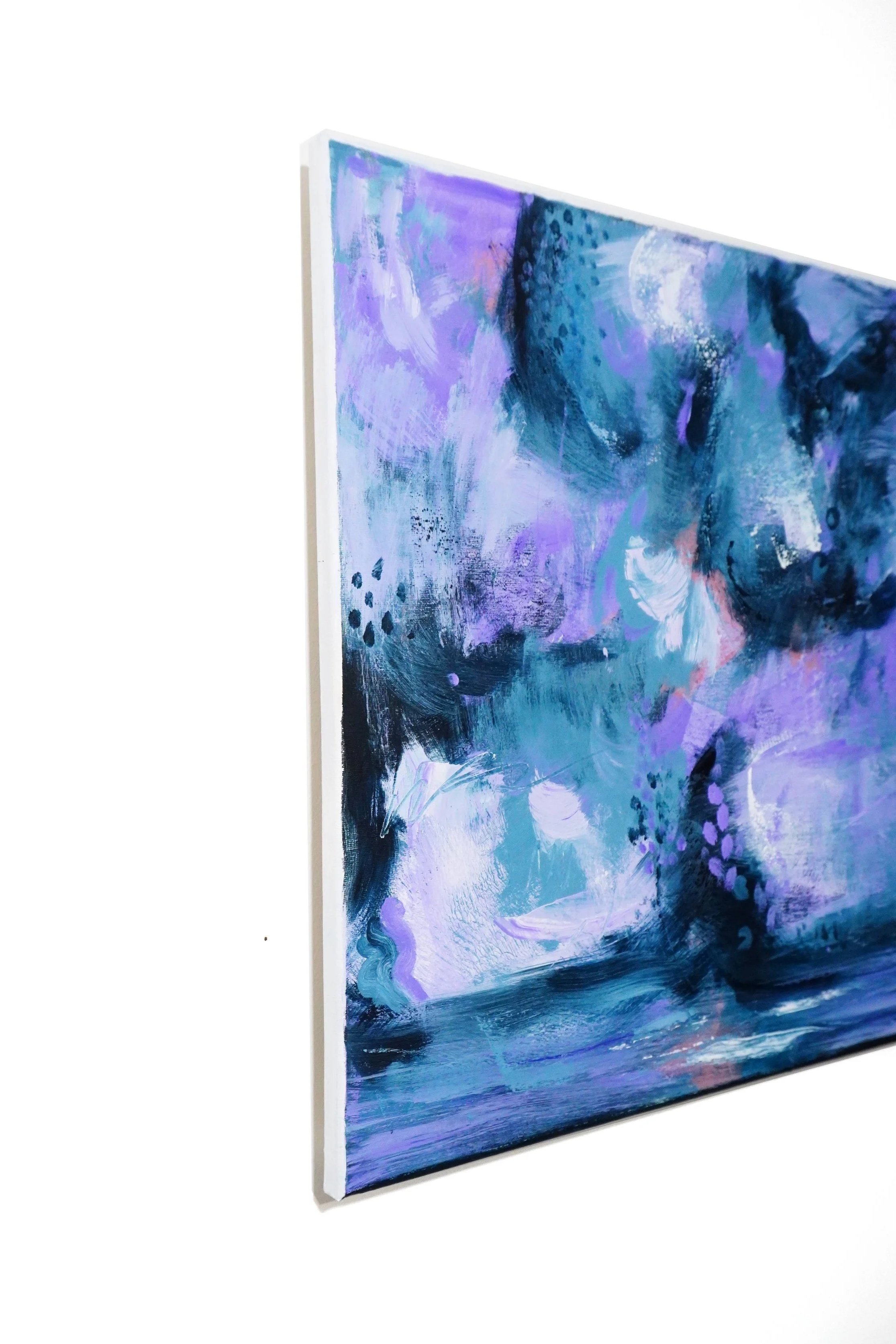 Cuadro abstracto con tonos de azul, púrpura y blanco, con pinceladas y formas fluidas.