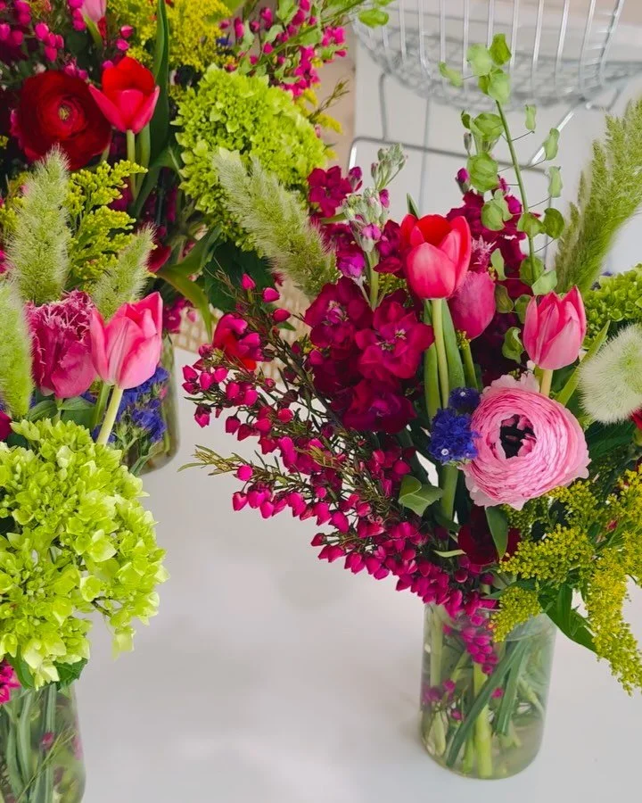 Teacher appreciation bouquets, thank you @lauralo810 for the order! 🩷❤️
#bloomedandrooted #winterparkfloral #parotttulips 🌷🌷🌷 #pinksandreds