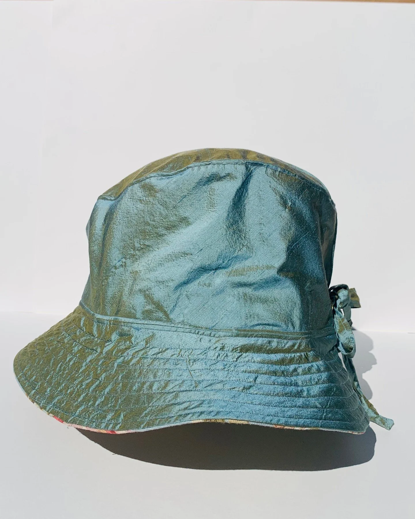 For my latest hat sample, I tried something new. This silk lining is adjustable to one's head size and it stays put! Check it out, and let me know what you think.

The mission: Empower women with naturally curly hair  to fully embrace their own stand