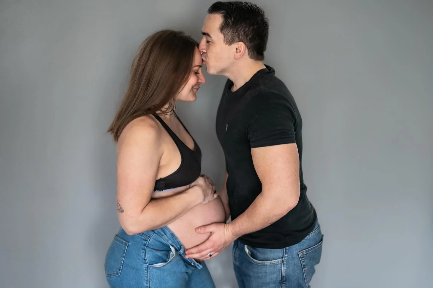 So excited to share photos of this gorgeous mama-to-be and her precious family 🤍 more to come!