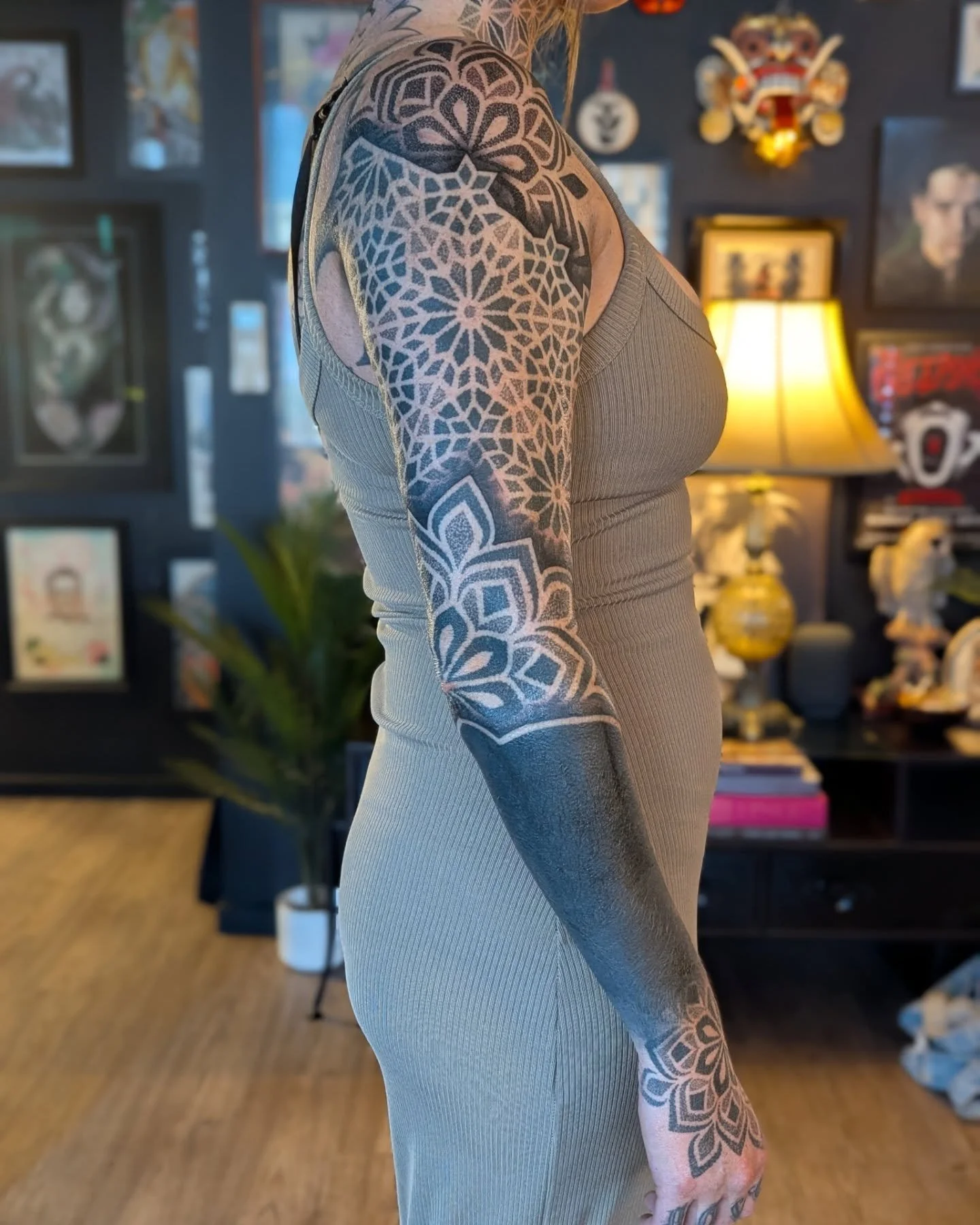 Sleeve completed for Nadine, majority of it is 5 years healed, shoulder mandala and some shading is fresh. Thanks Nadine!

#chrisjonestattooer #moodybluetattooroom #geelongtattoo #geometricsleeve #dotworktattoo #geelong #blackouttattoo #mandalatattoo