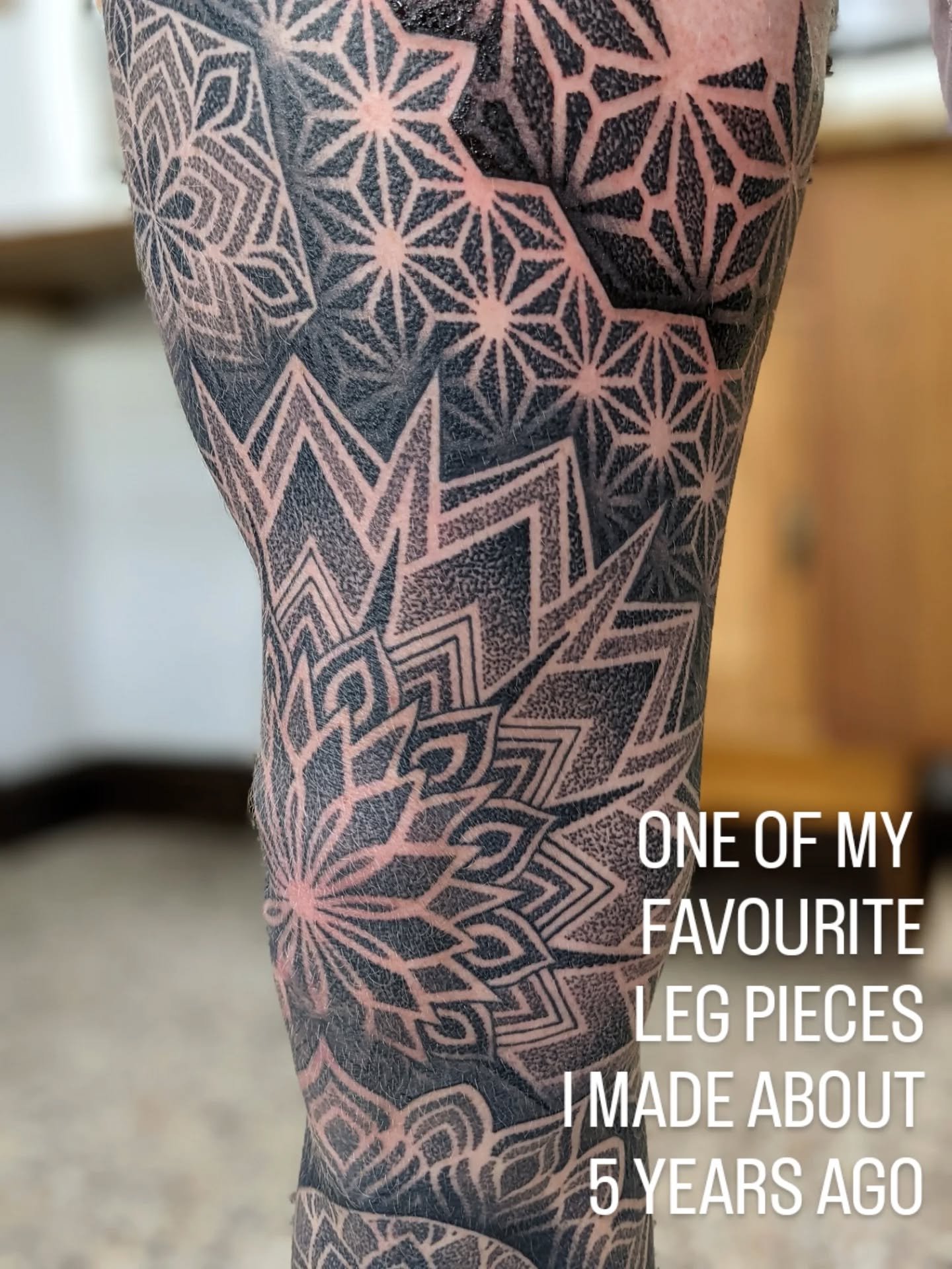 This is one of my favourite leg pieces I've tattooed over the years, I'm really happy with how the layering came out.
If you're keen for something similar, I'm happy to help, just DM me or email chrisjonestattooer@gmail.com 

#legtattoo #geelongtatto