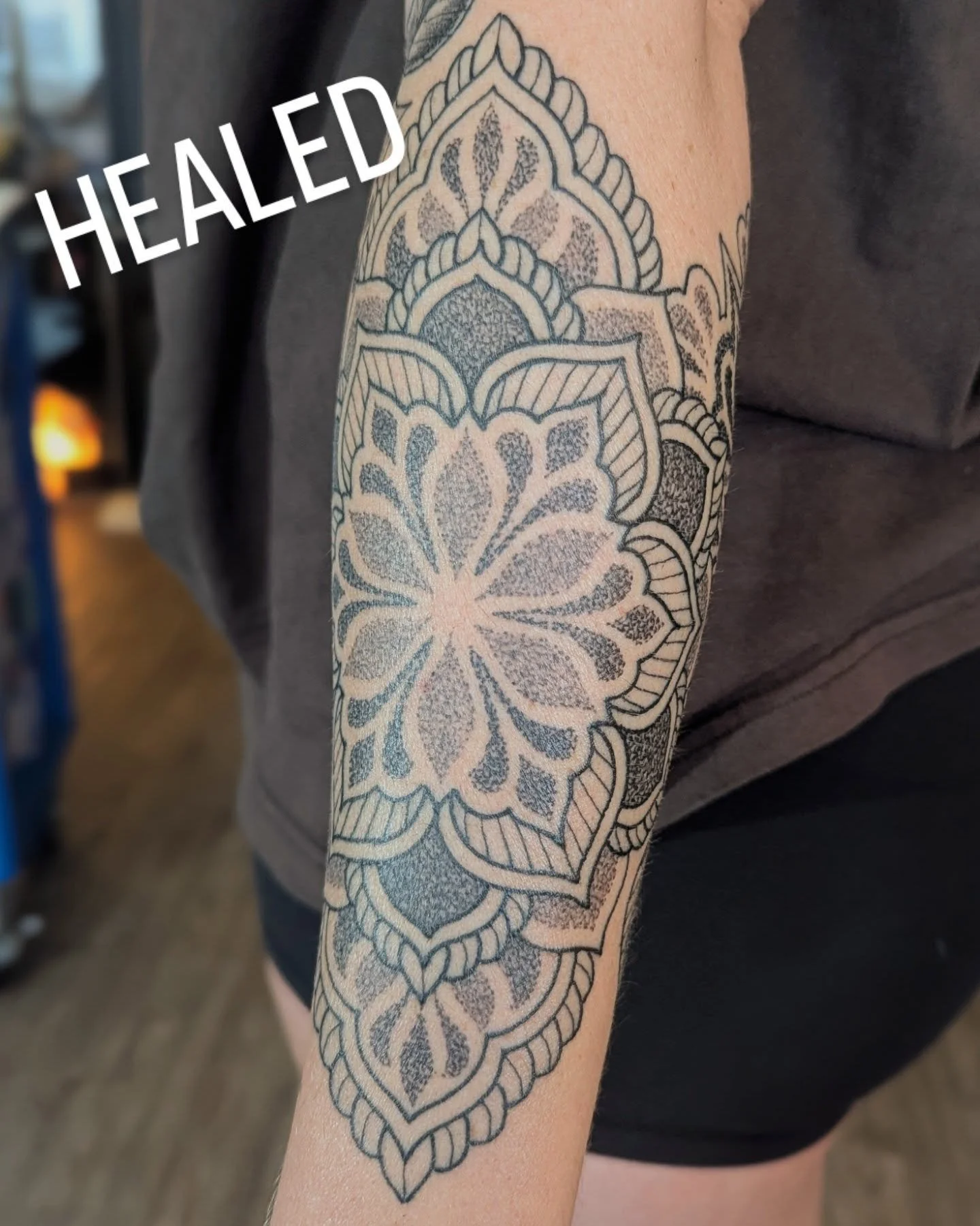 Here's a couple of healed pics of Ness's arm.
If you would like to get tattooed, please DM or email, books are always open.

#healedtattoo #geelongtattoo #geelong #ornamentaltattoo #dotworktattoo #mandalatattoo #geometrictattoo