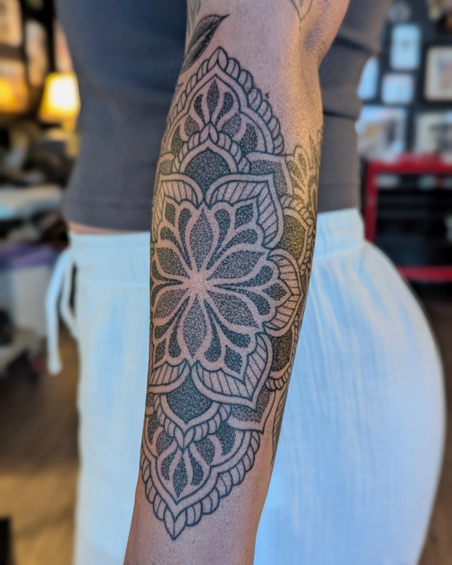 Here's a few pieces I added to Ness's sleeve, thanks mate.
Tattooed at @moodybluetattooroom 

#chrisjonestattooer #moodybluetattooroom #ornamentaltattoo #mandalatattoo #dotworktattoo #geelongtattoo #geometrictattoo