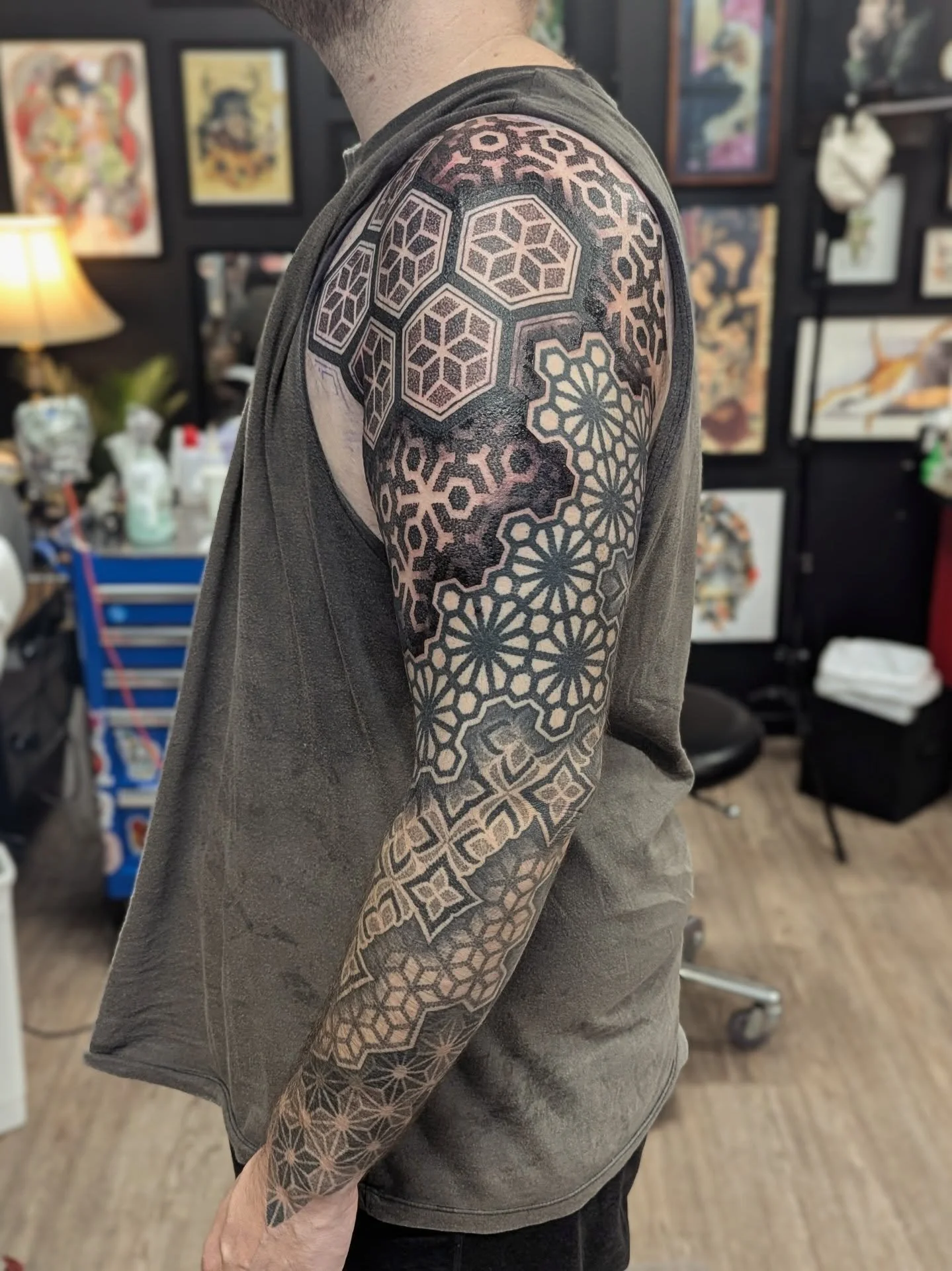 Sleeve complete for Enzo, thank you mate.
Top of arm fresh, lower 4 years healed.

#geelongtattoo #tattoosgeelong #geelong #geometricgeelong #dotworkgeelong