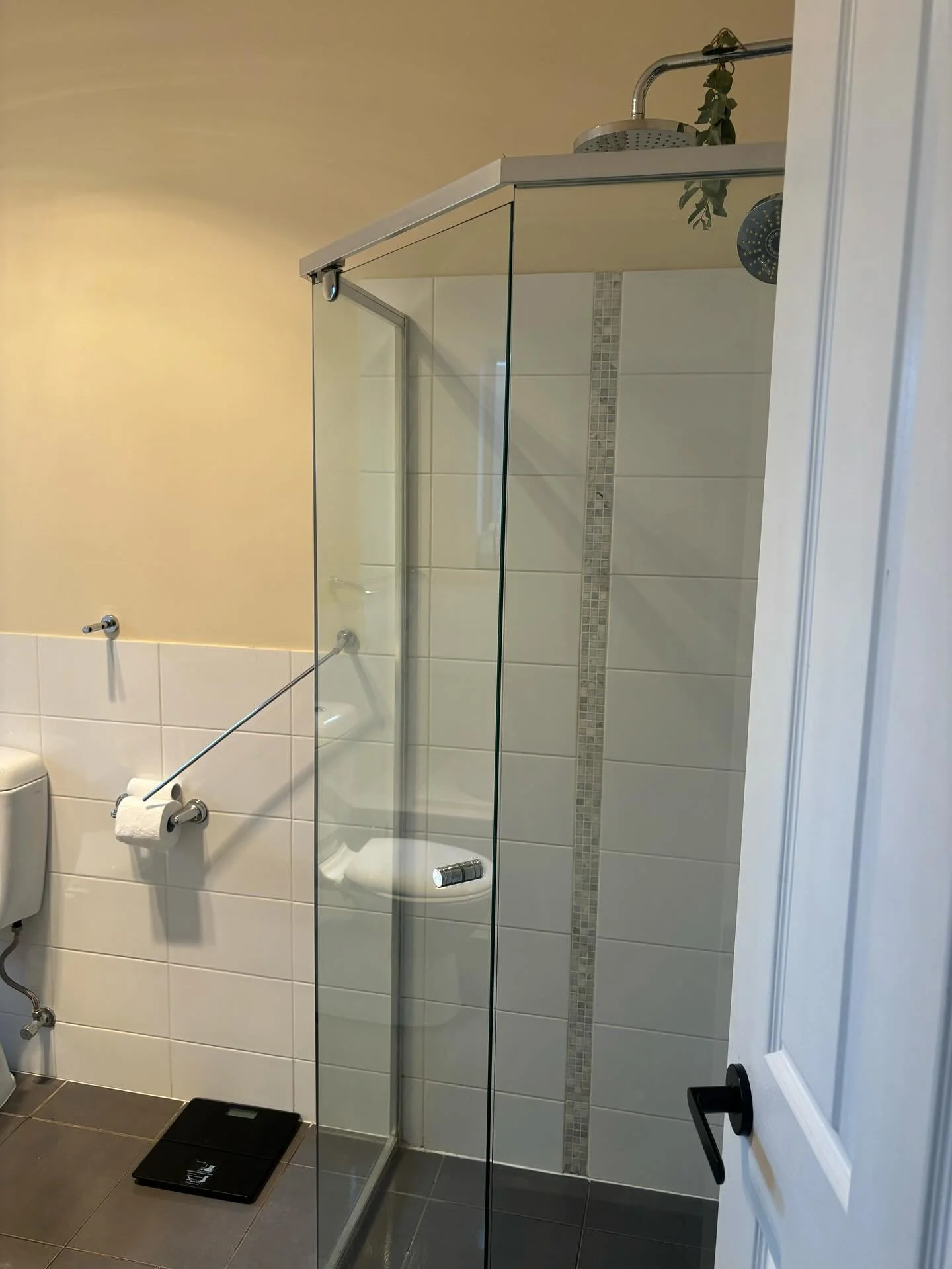 In our standard bathroom clean, we&rsquo;ll clean everything top to bottom, even all the spots you don&rsquo;t think to check ✨☺️
 
#cleansweepcleaningsolutions #cleansweepcleaningsolutionsadelaide #housecleaningservice #housecleaning #housecleaninga