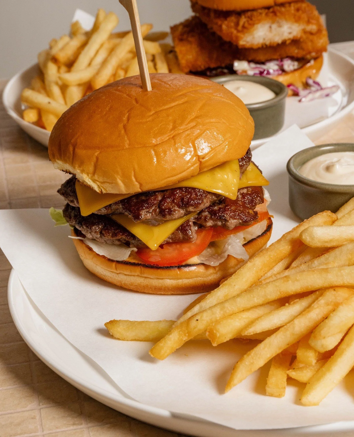Joining us at the bar? Our Coogee Beach Wagyu Burger is reason enough. Wagyu beef pattie, lettuce, tomato, pickles, aged cheddar, special sauce, toasted brioche, fries.⁠
⁠
@intercontinentalcoogeebeach⁠
⁠
#ShuttersCoogee #CoogeeBeach #SydneyBurger #Wa