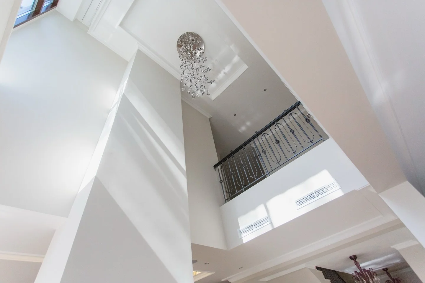 🇬🇧 The transition between wall and ceiling is never just an edge&mdash;it&rsquo;s a chance to define style, add architectural value, and direct light. 
The use of moulding always adds luxury and depth to a space, regardless of its geometry. The key