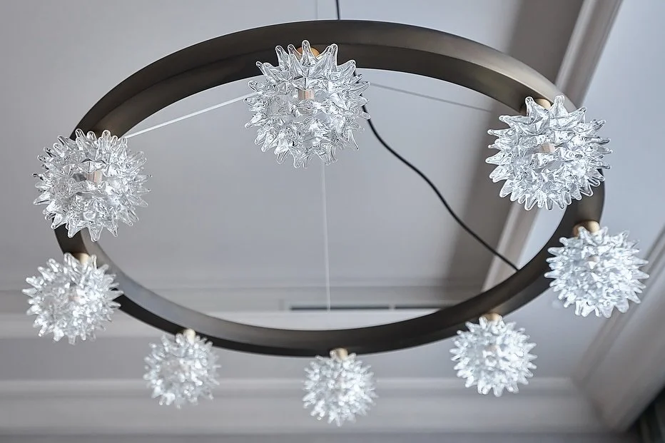 🇬🇧 We love using lighting sets like this. 
Each crystal-like bloom diﬀuses light in all directions, creating a captivating glow and a sense of softness against the modern bronze-finish structure. 
Diﬀerent fixtures but made in the same style helps 