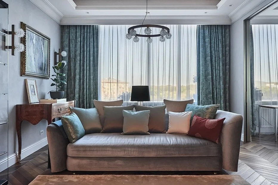 🇬🇧 This stunning piece of furniture by Fendi Casa is fully crafted in Italy.
Upholstered in ultra-soft textured velvet embodies the balance between modern form and timeless comfort.
We styled it with a curated mix of silk and jacquard cushions, let