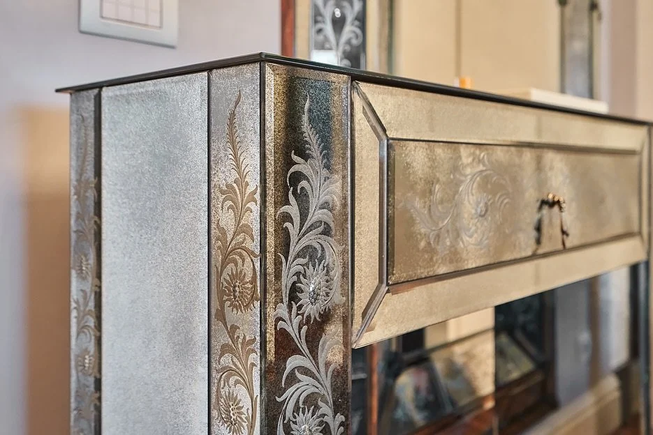 🇬🇧 Created by one of our favorite furniture makers, this console is a perfect blend of home decor art and functional beauty. 
Whether placed in an entryway, dressing area, or lounge, it becomes a focal point that fulls the space with light and adds