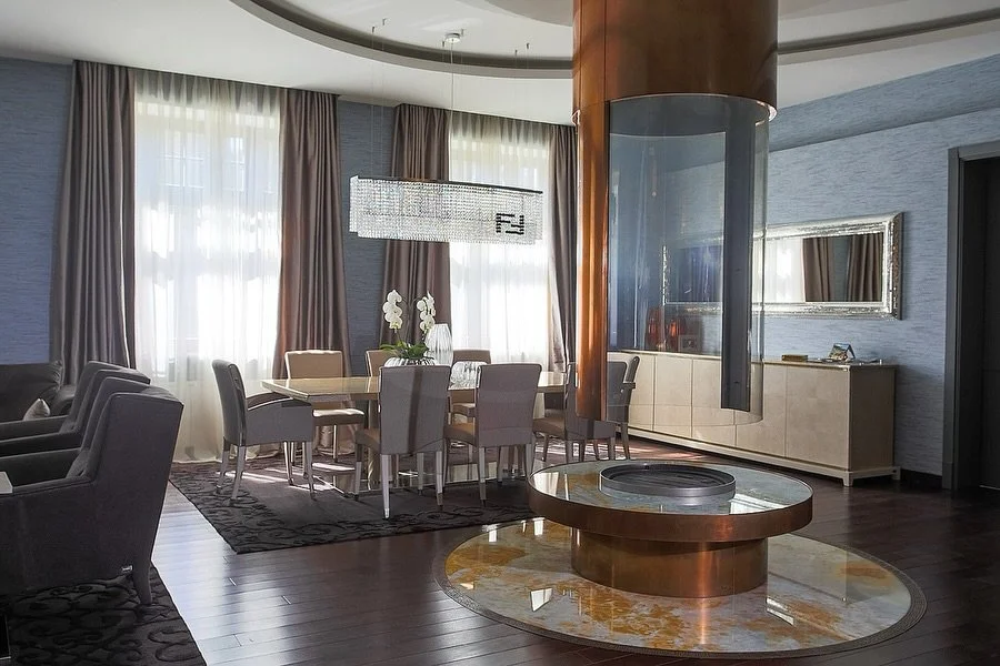 🇬🇧 🔥 This central chimney is more than just a heat source. Wrapped in a warm tones of a copper frame and encased in curved glass, its cylindrical form adds a modern sculptural element while offering 360&deg; visibility of the fire.

Also it perfec