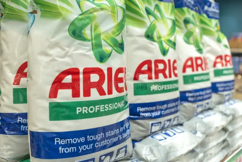 detergente-de-polvo-para-lavandería-profesional-ariel-la-venta-en-un-supermercado-filipinas-mayo-249098816.webp