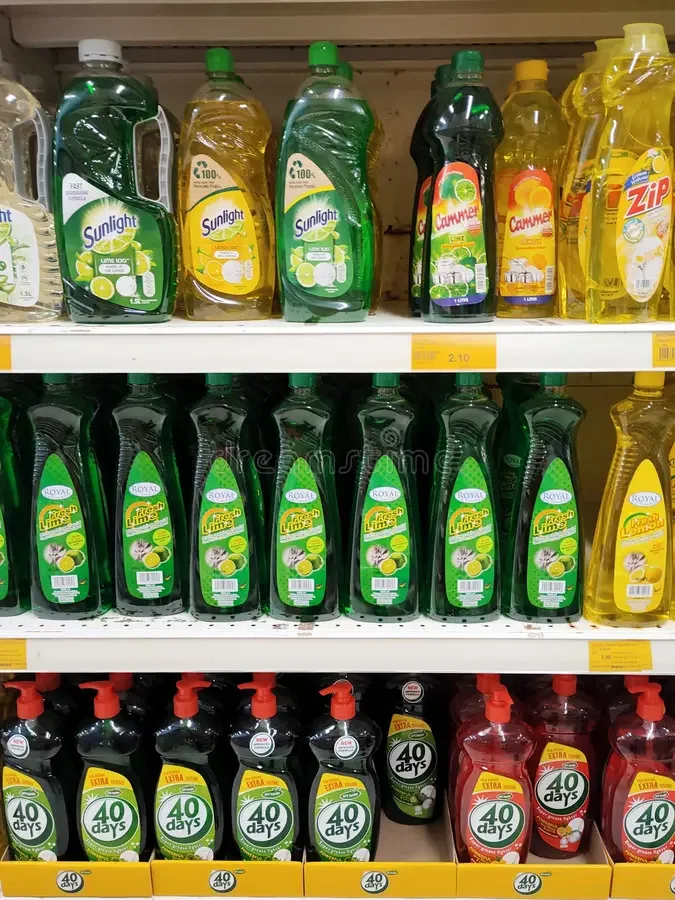 seleccionado-enfocado-en-el-líquido-del-lavavajillas-se-exhibe-para-su-venta-supermercado-seremban-malasia-marzo-separados-por-la-218113978.webp
