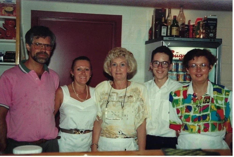 64. 1992 Barpersoneel.jpg