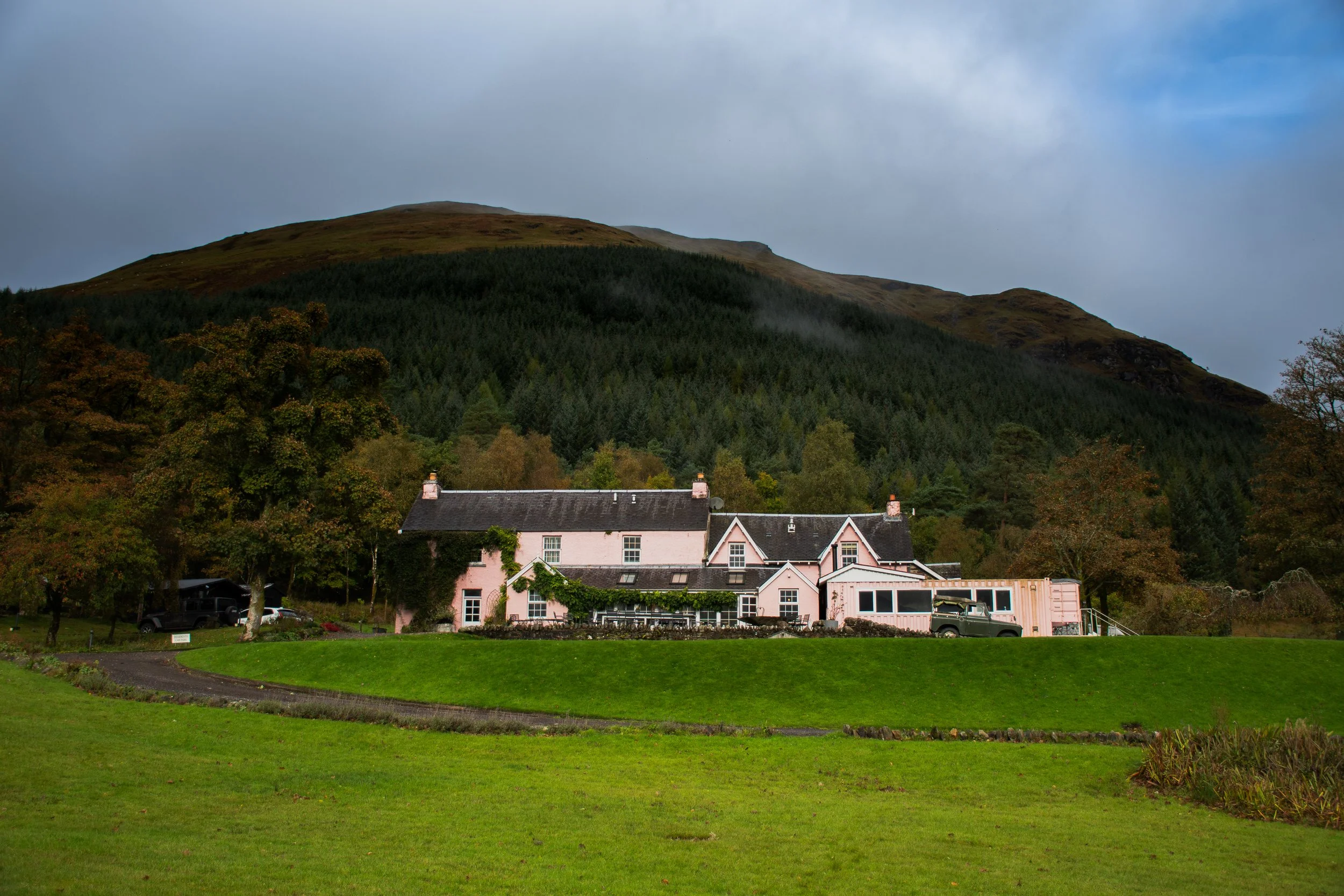A pink cottage in the Highlands of Scotland taken by a luxury photographer of boutique hotels.