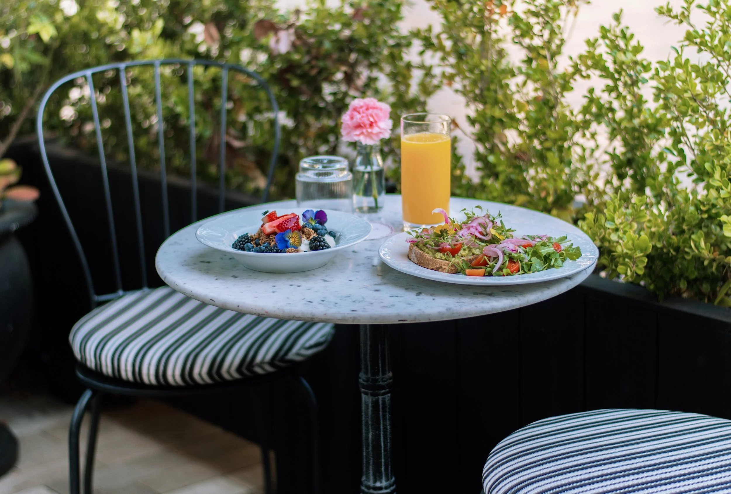 Un brunch posé sur la table en terrasse d'un restaurant.