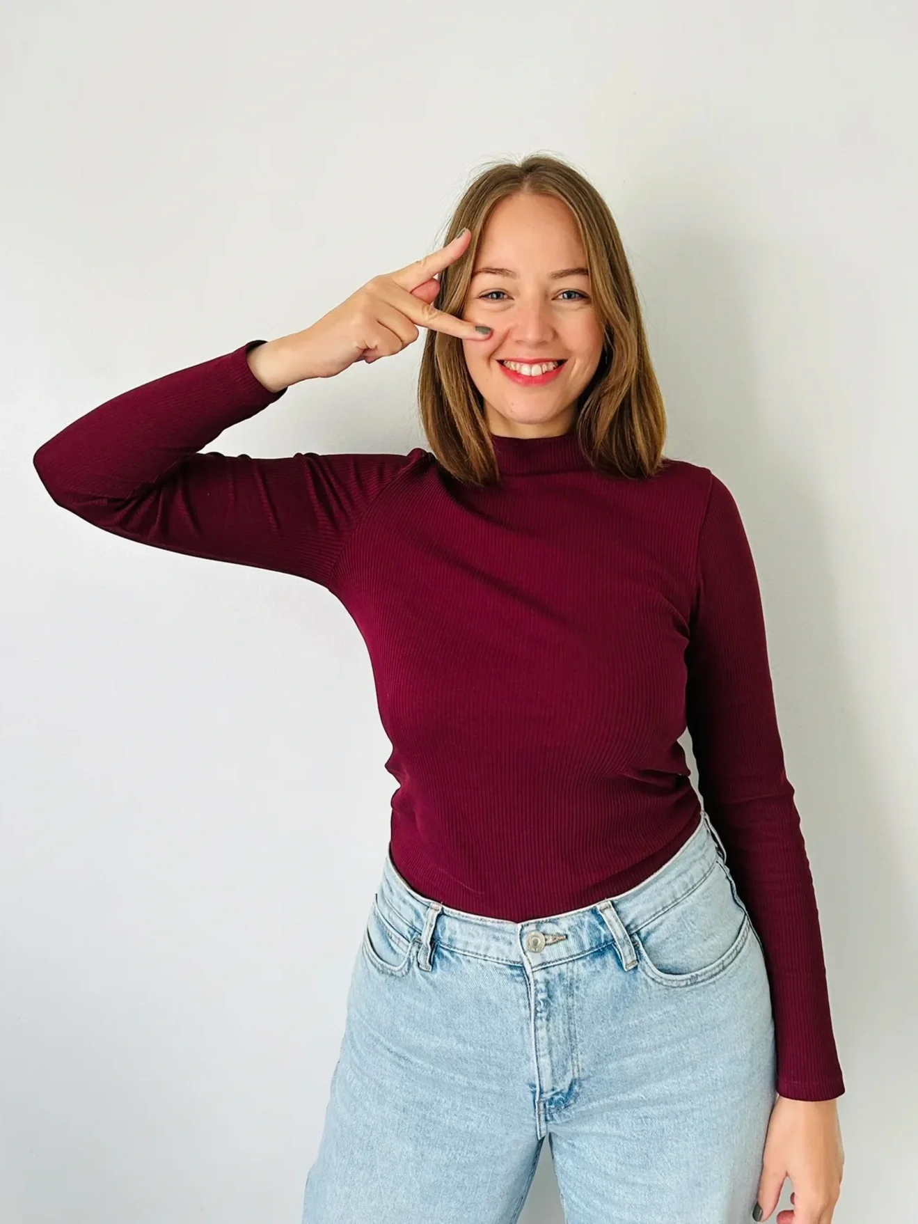 Kristell Clunet souriante faisant le signe de la lettre K, À tes Kôtés