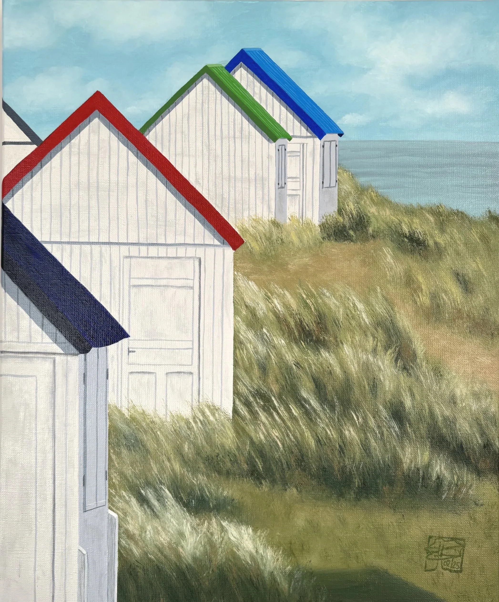 Découvrez les cabines de Gouville sur mer, avec leurs toits colorés (rouge, vert, bleu) situées sur une dune de sable avec de hautes herbes, sous un ciel bleu clair.