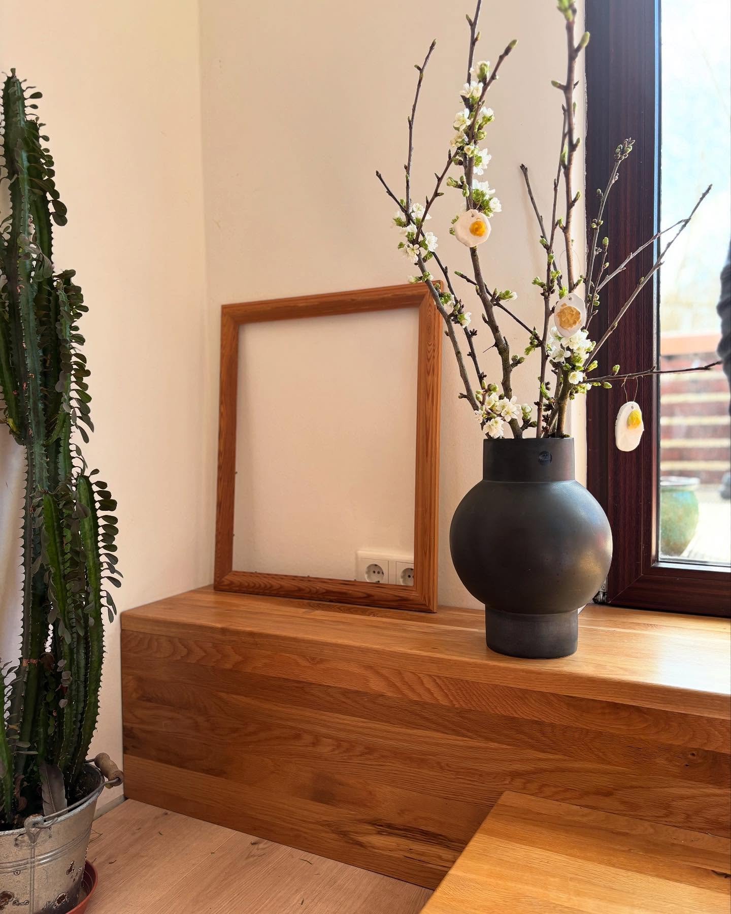 Ach ich lieb so vieles an diesem Bild. Die Kirschzweige aus dem Garten, die Vase, die Tatsache, dass es Fr&uuml;hling wird, die kleinen Spiegeleier von den Kindern gebastelt und die selbstgeplante Holzstufe. 

 #iicflower #iicfloraltouches #holztrepp