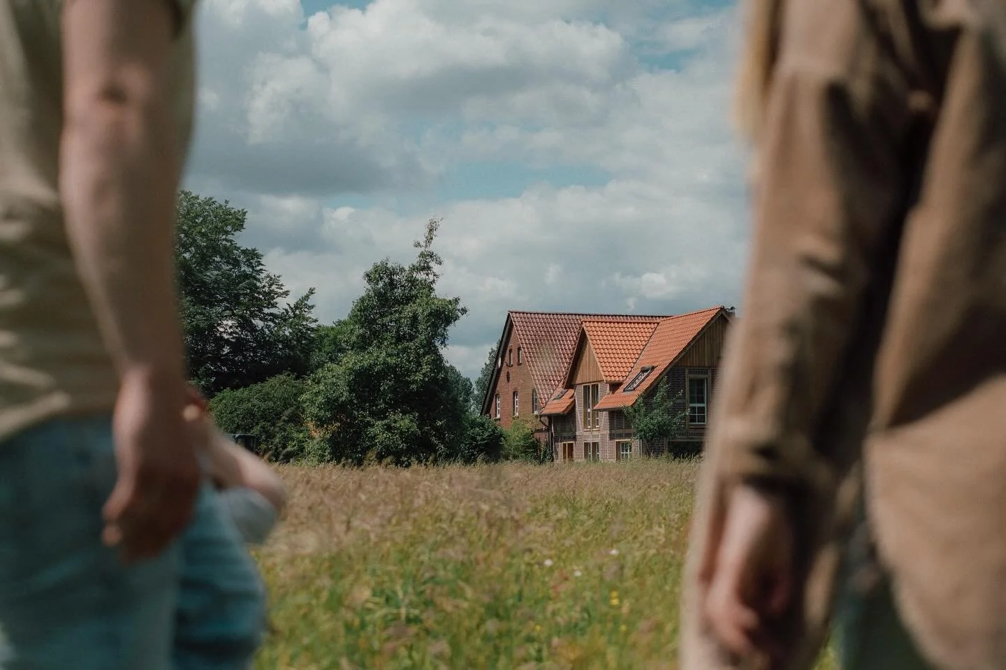 Sommertage, wie sie im Bilderbuch stehen. Bei diesem Anblick f&uuml;hlt man die sengende Sonne und das kitzelndes Gras regelrecht auf der Haut, oder?

Im Hintergrund siehst du ein Fachwerkhaus, das vor 2 Jahren noch ein alter Schweinestall war. Beim 