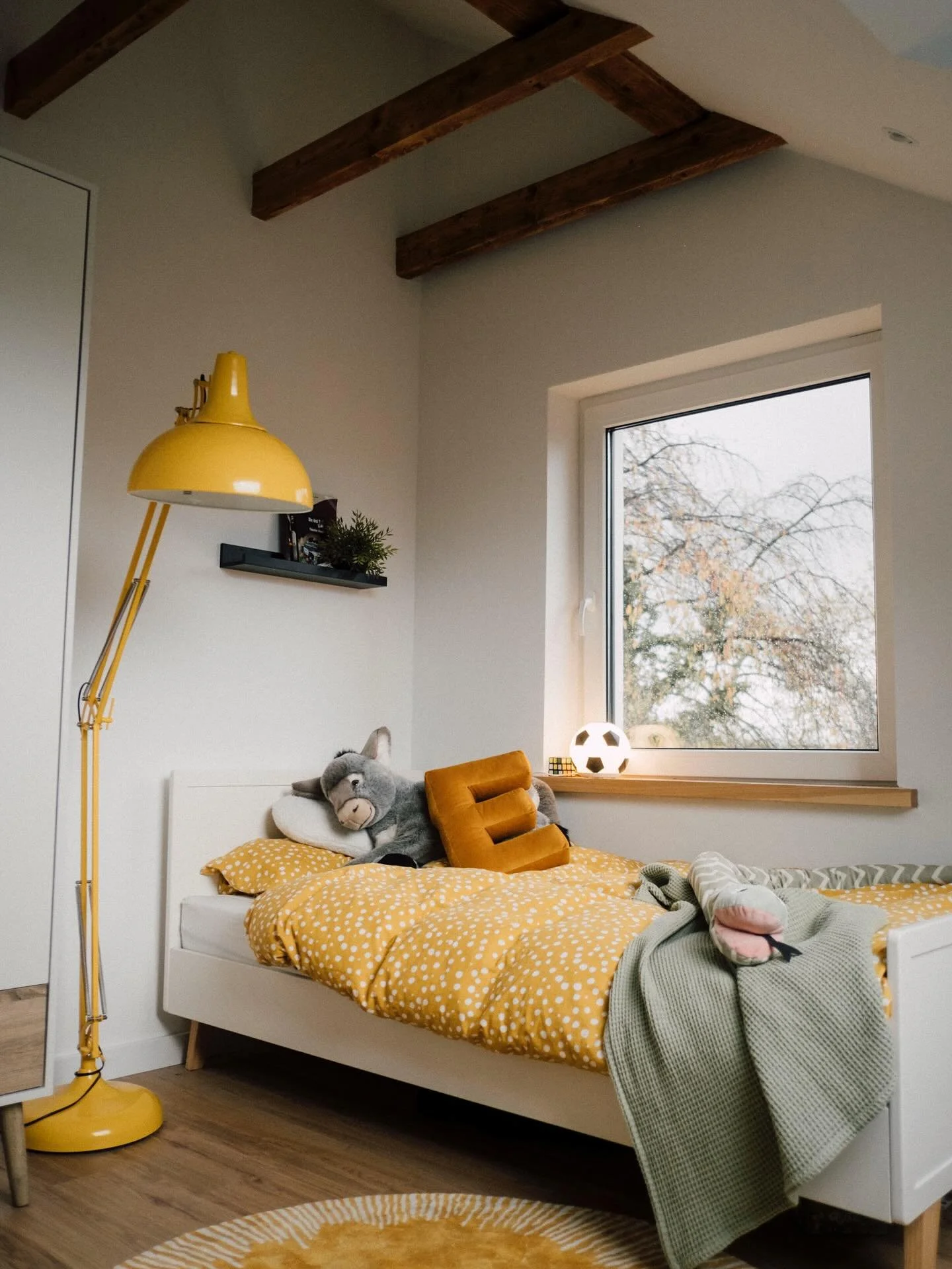 Manchmal braucht es eine mutige Entscheidung!

In diesem 60er-Jahre Haus waren die Kinderzimmer klein, niedrig und wirkten erdr&uuml;ckend. 
Heute &ouml;ffnet sich der Blick bis unter die Dachspitze. Die sichtbaren Dachbalken bringen Gem&uuml;tlichke