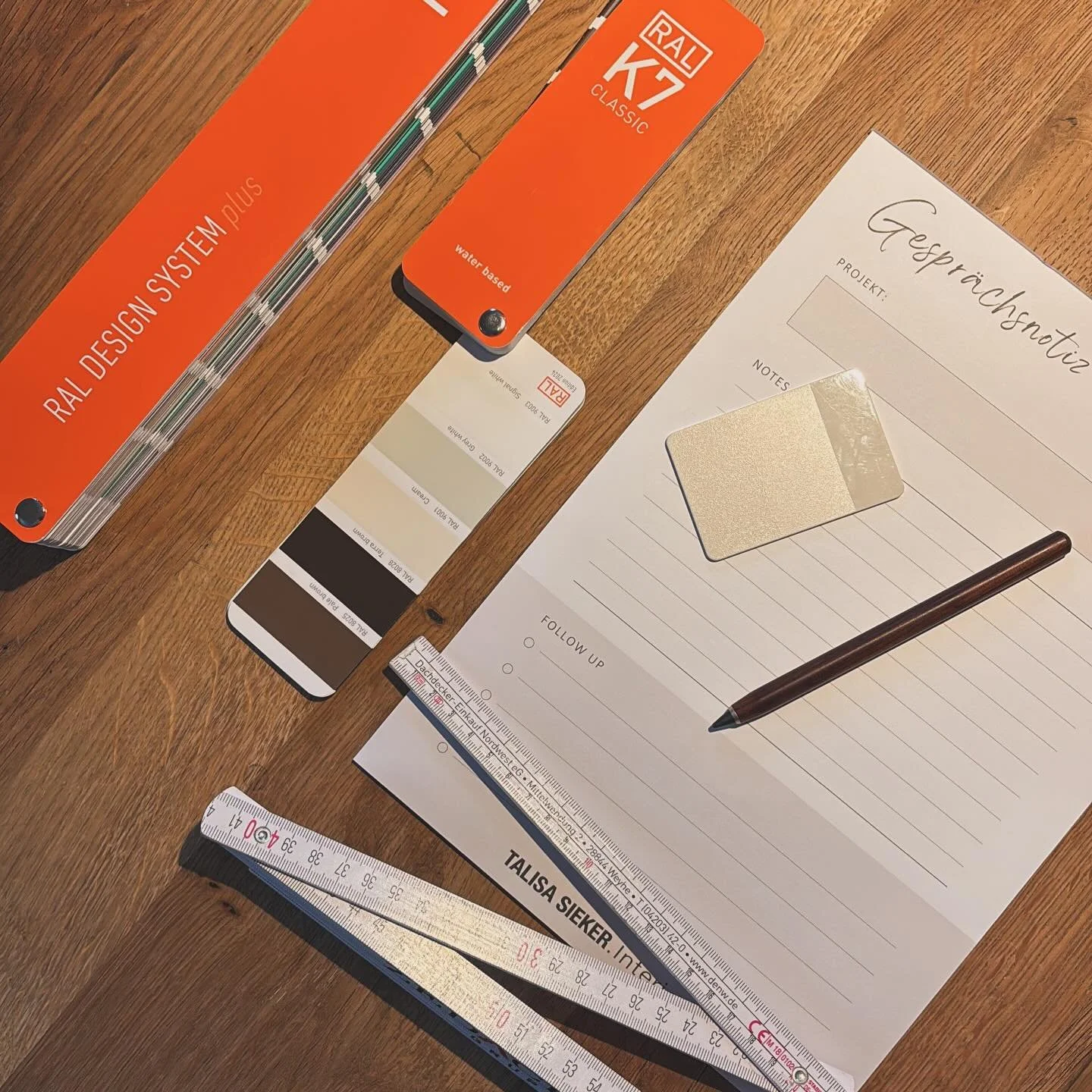 Dinge die immer auf meinem Schreibtisch liegen:

1. Mindestens ein Farbf&auml;cher zur Vorauswahl von Wandfarben, aber auch zum Abstimmen von M&ouml;beln und bestehenden Farben.

2. Zollstock oder Ma&szlig;band: passen die H&ouml;hen f&uuml;r den Nut