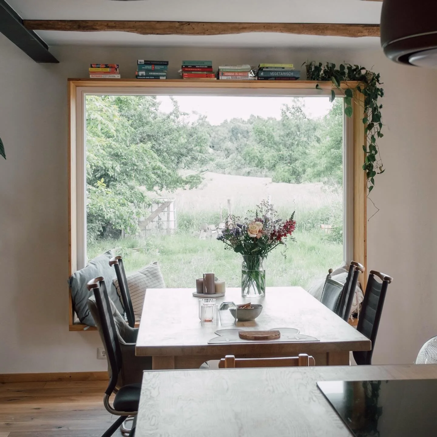 Wenn Bauteile ihre Funktion erweitern, werden sie Lebensraum. 

Ein Sitzfenster, ein Netz im Luftraum, eine Schaukel am Stahlbalken: solche L&ouml;sungen haben einen besonderen Reiz. Aber wieso?

Wenn Bauteile wie Fenster, Balken oder Treppen in ihre