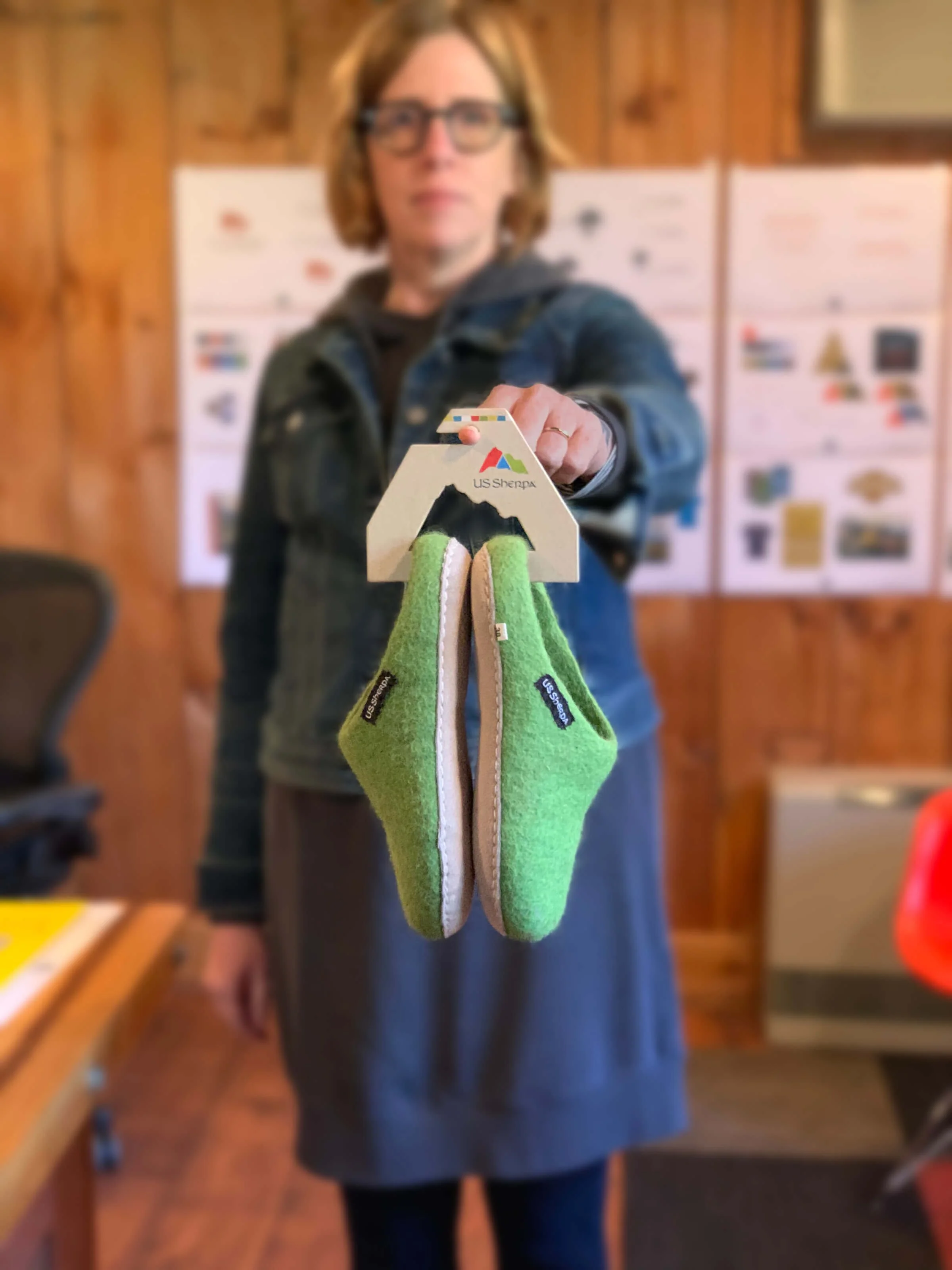 interrobang-design_packaging_us-sherpa-slipper-hanger.jpg