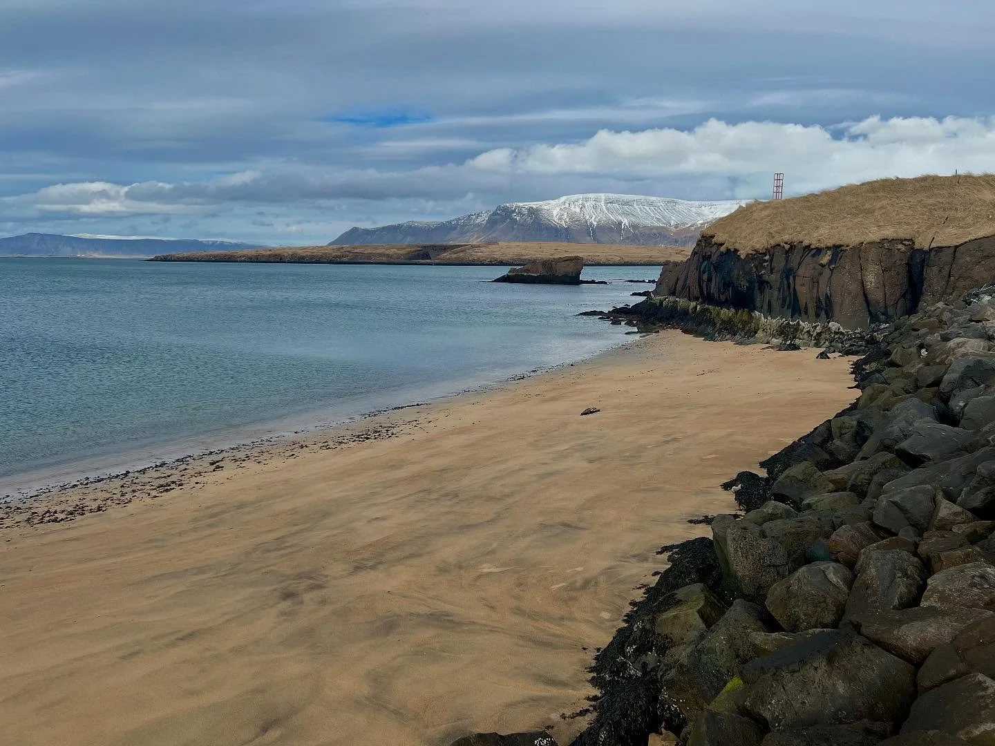 Gufunesið á sér mörg litbrigði og kemur sífellt á óvart.  #kriafargufa 
#saunalife 
#sauna
#nature 
#midnightsun