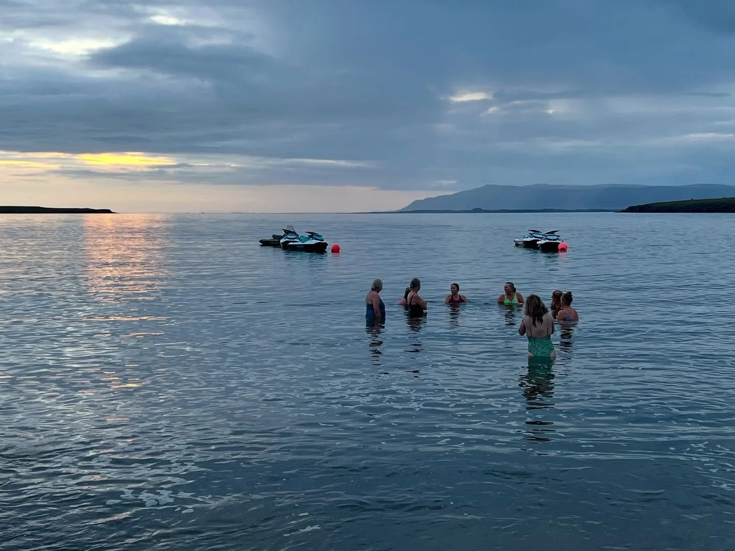 Sjósundshópurinn Glaðari þú kom í miðnæturboðsgufu í Kríu fargufu og tók þátt í ljósmyndaverkefni sem @sigridurmarrow er að vinna um sjósun