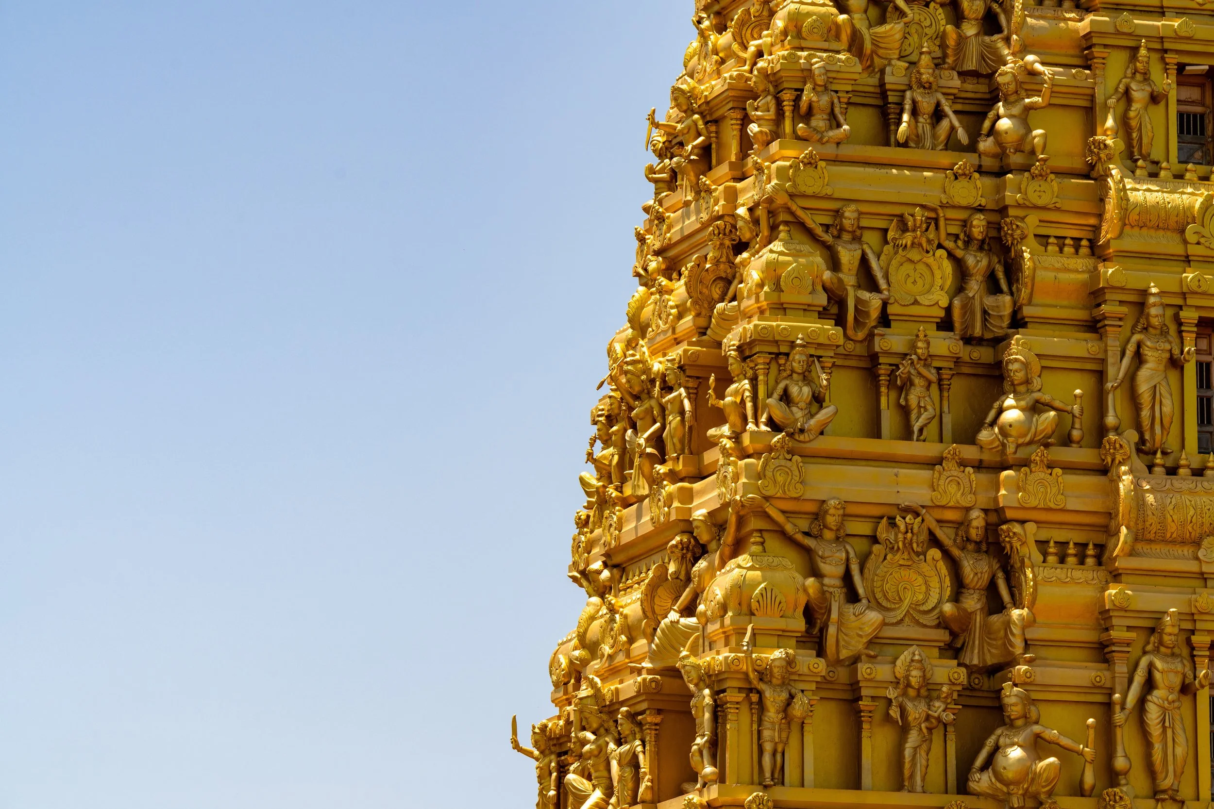 Gopuram doré d'un temple hindou de Kanyakumari au Tamil Nadu