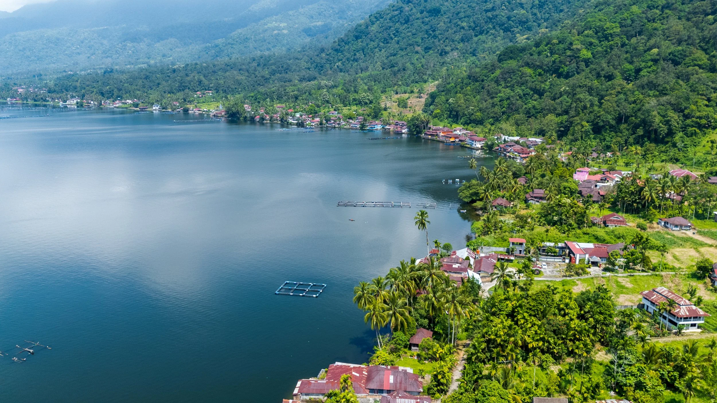 Rives du lac Maninjau et maisons du village vues du ciel à Sumatra