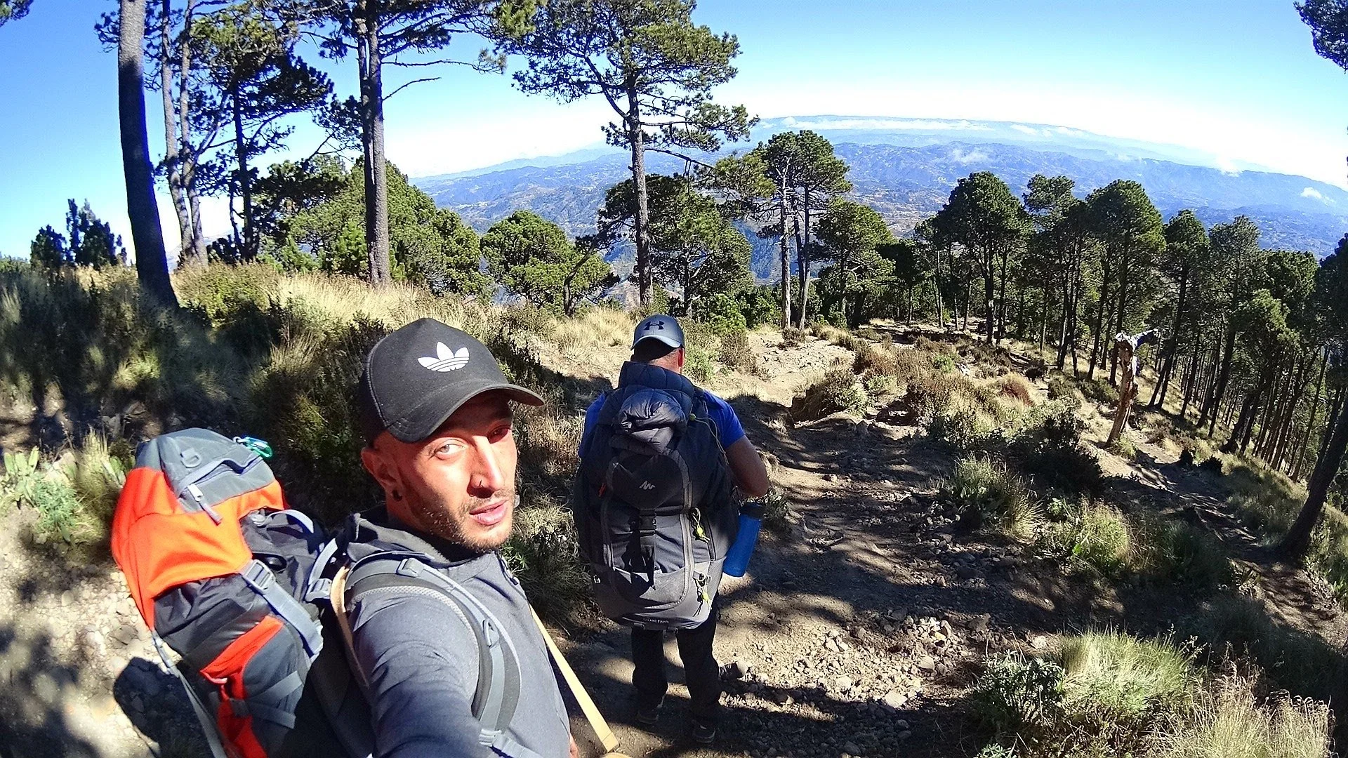 Randonneurs avec sacs à dos progressant sur le sentier du volcan Tajumulco