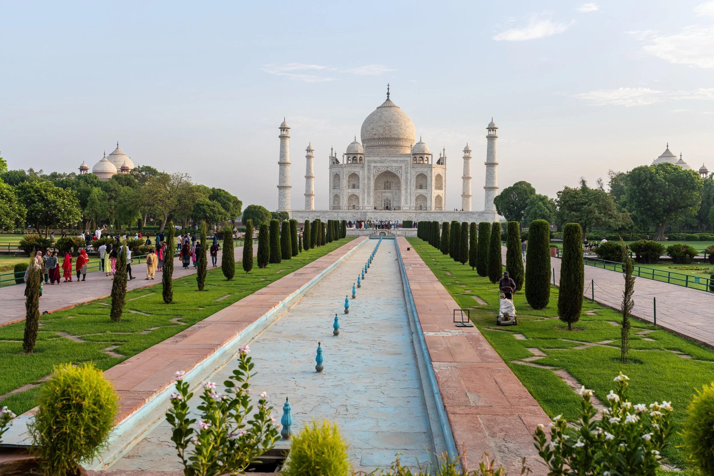 Taj Mahal et son bassin de réflexion bordé de cyprès à Agra