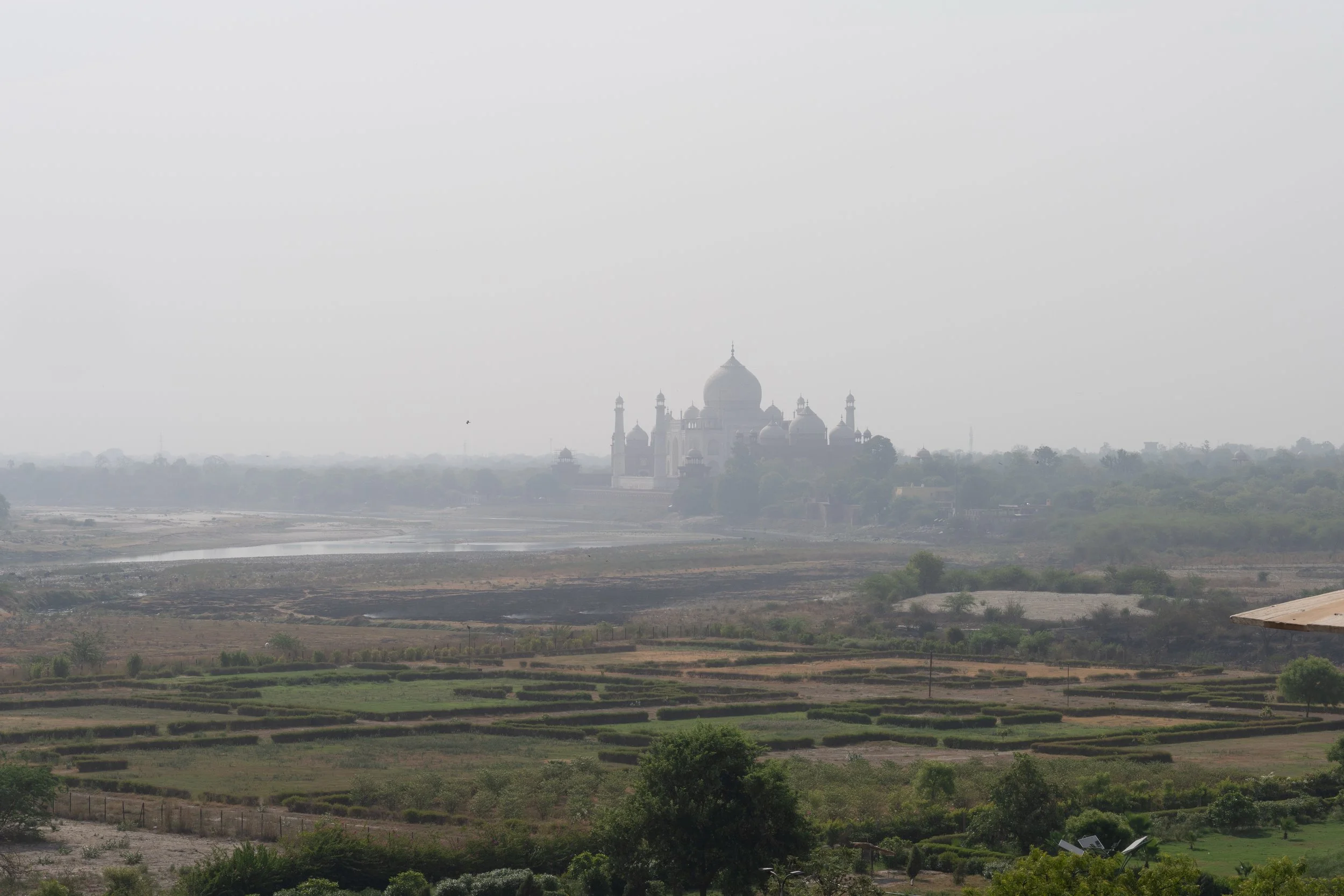 Taj Mahal émergeant de la brume au-dessus de la Yamuna à Agra