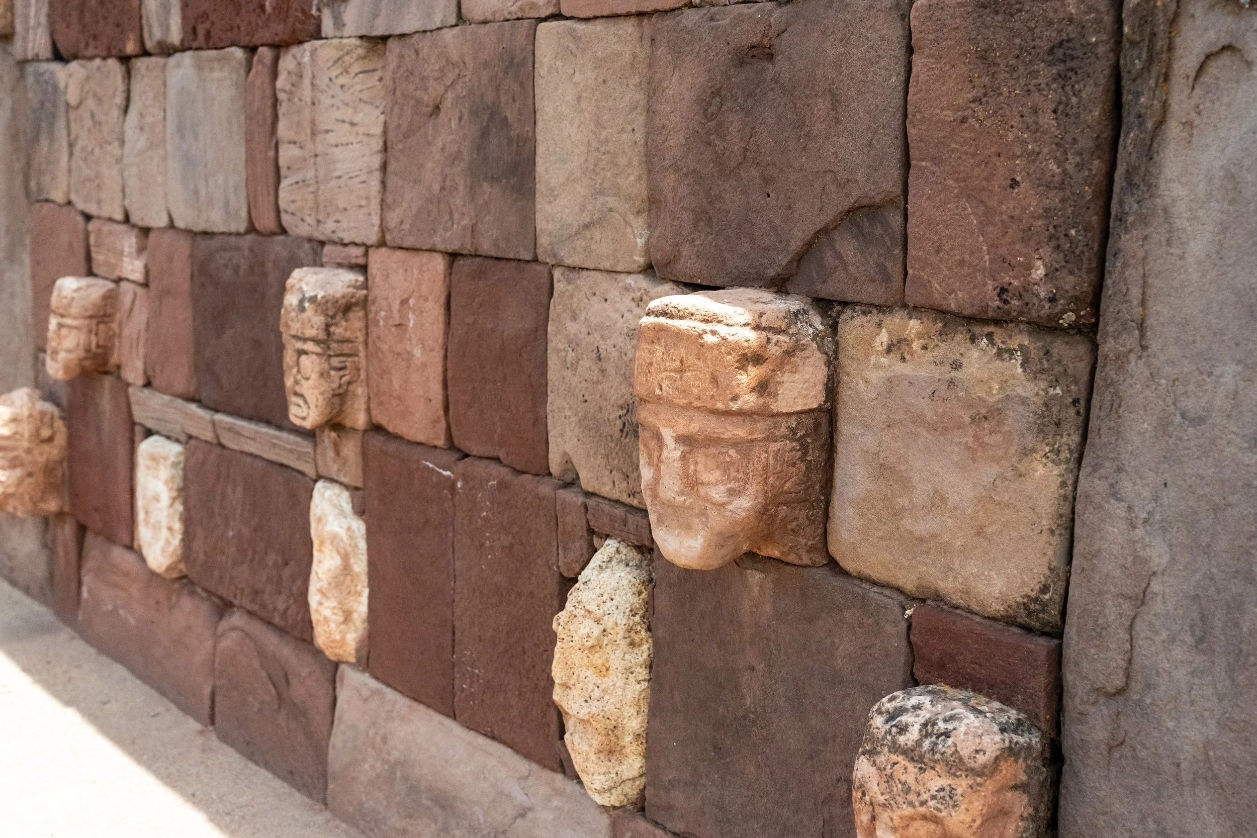 Têtes sculptées encastrées dans le mur du temple semi-souterrain de Tiwanaku
