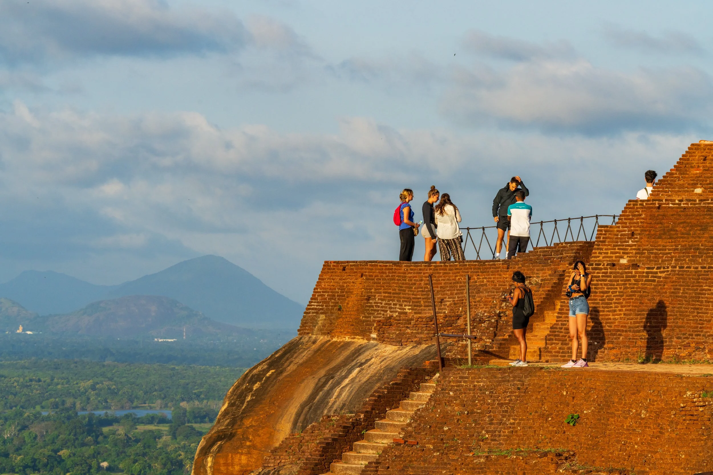 Visiteurs gravissant les escaliers de brique du rocher de Sigiriya