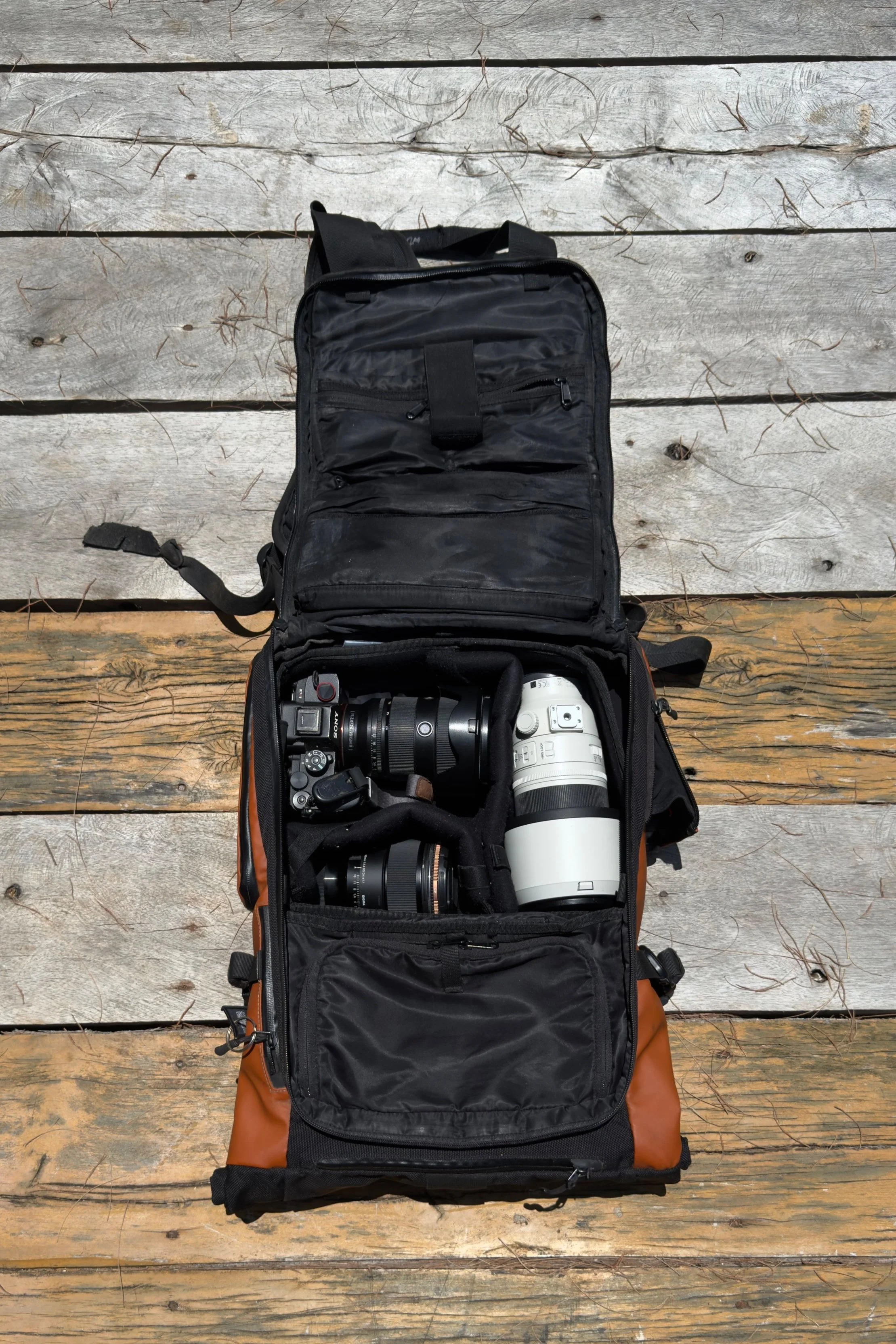 Intérieur du sac WANDRD PRVKE 31L organisé avec boîtier photo et objectifs
