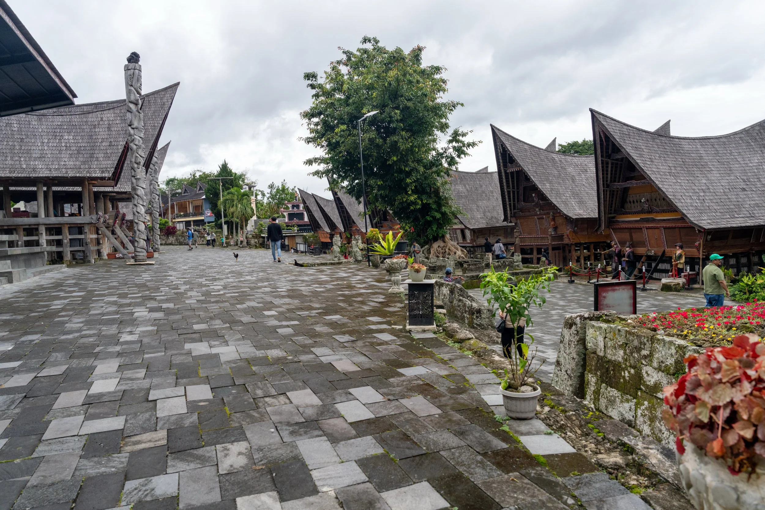 Maisons batak aux toits en selle du village de Tomok sur l'île de Samosir